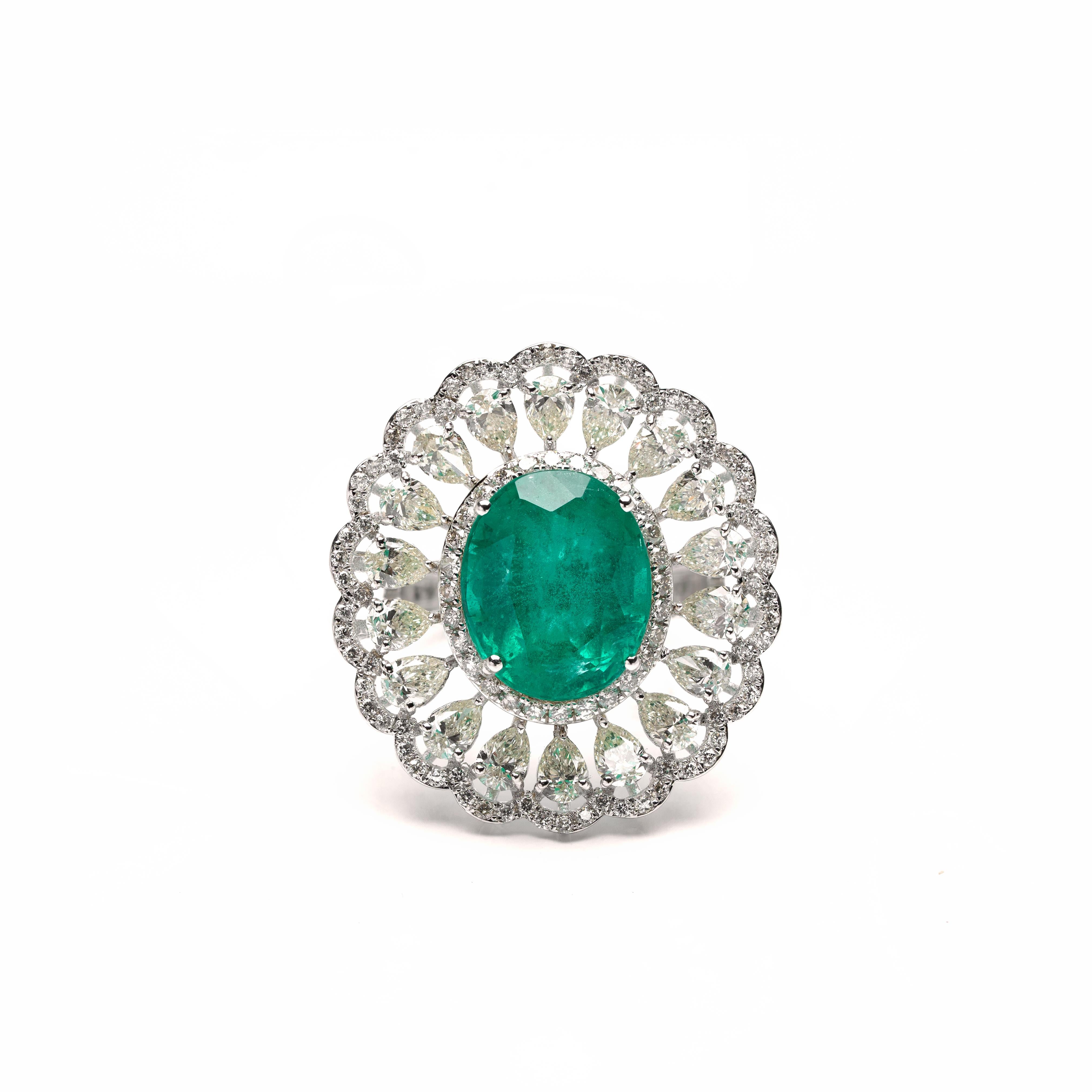 Taille coussin antique Bague Zambie naturelle avec émeraudes de 6,30 carats et diamants de 3,11 carats /14 carats en vente