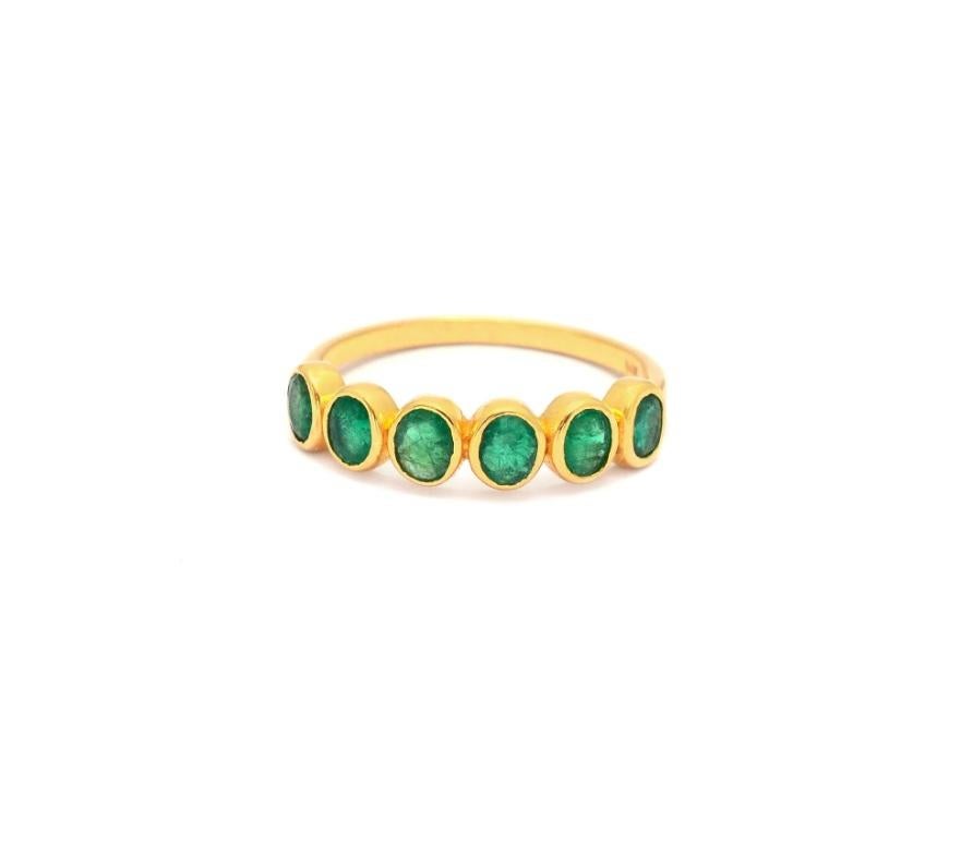 La elegante disposición de las preciosas esmeraldas es una manifestación de gracia y encantadora belleza. Hecho con oro amarillo macizo de 14 quilates y una gema natural de esmeralda de 1,01 quilates, este anillo habla por sí solo para causar una