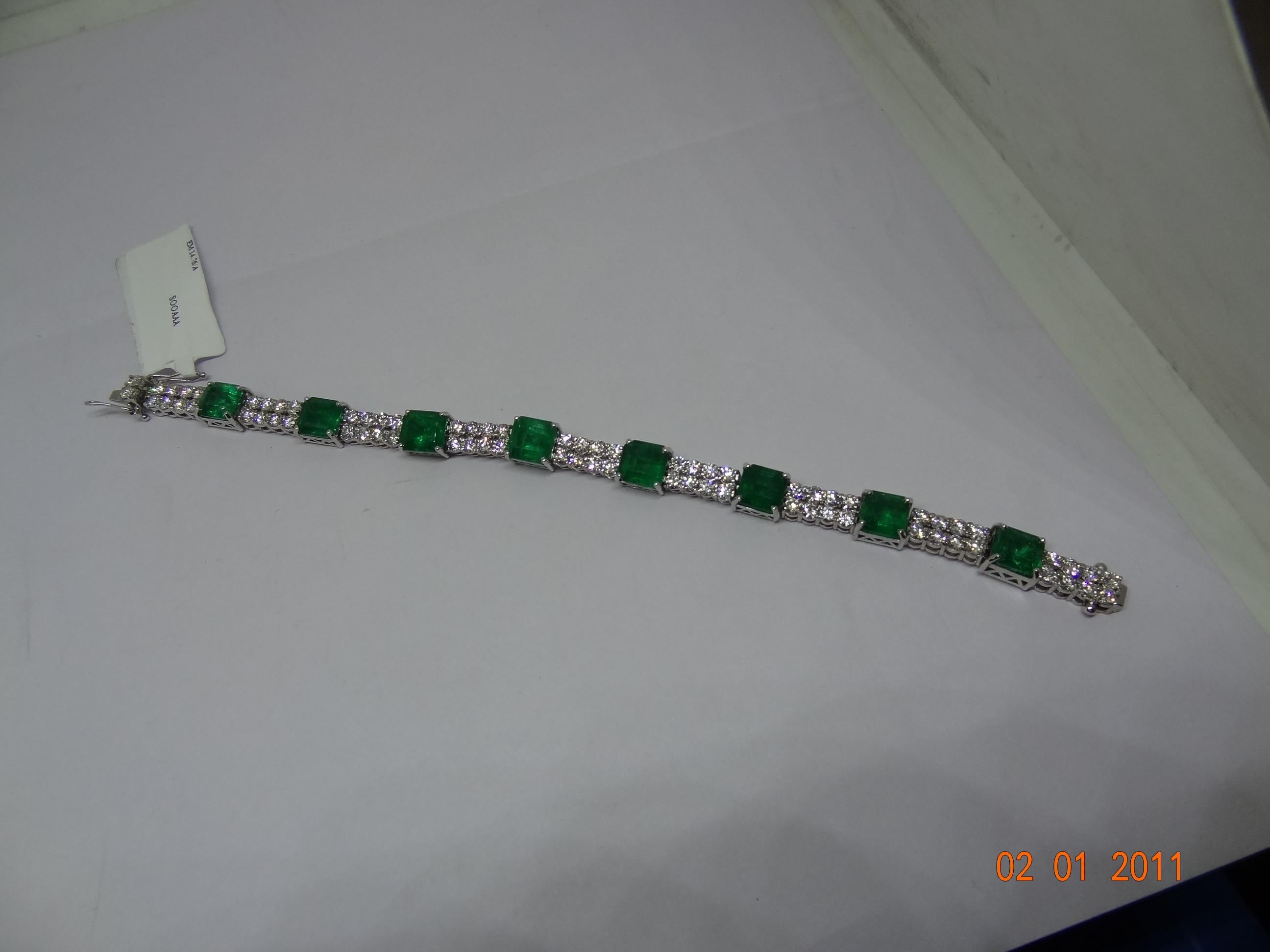 Dies ist ein natürlicher sambischer Smaragd Armband mit Diamanten und 14k Gold. Die Smaragde sind sehr hohe Qualität und sehr gute Qualität Diamanten die Klarheit ist vsi und G Farbe


Smaragde : 14,76 Karat
Diamanten : 4,74 Karat
Gold : 14.95
