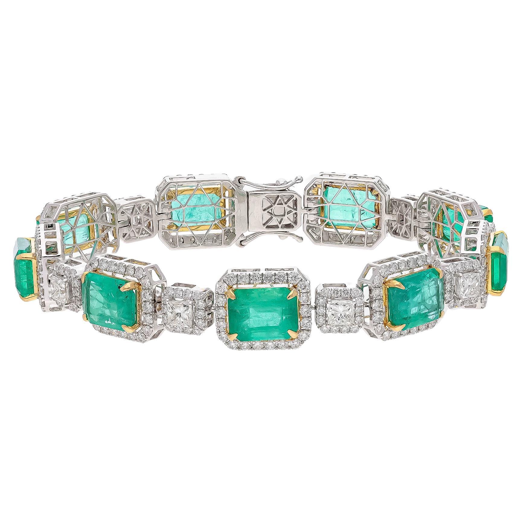 This is a stunning natural Zambian Emerald bracelet which has Emerald of very high quality and diamonds of very good quality . it has vsi clarity and G colour.

Emerald : 20.62 cts
diamonds : 5.96 cts
gold : 20.004 gms

Its very hard to capture the