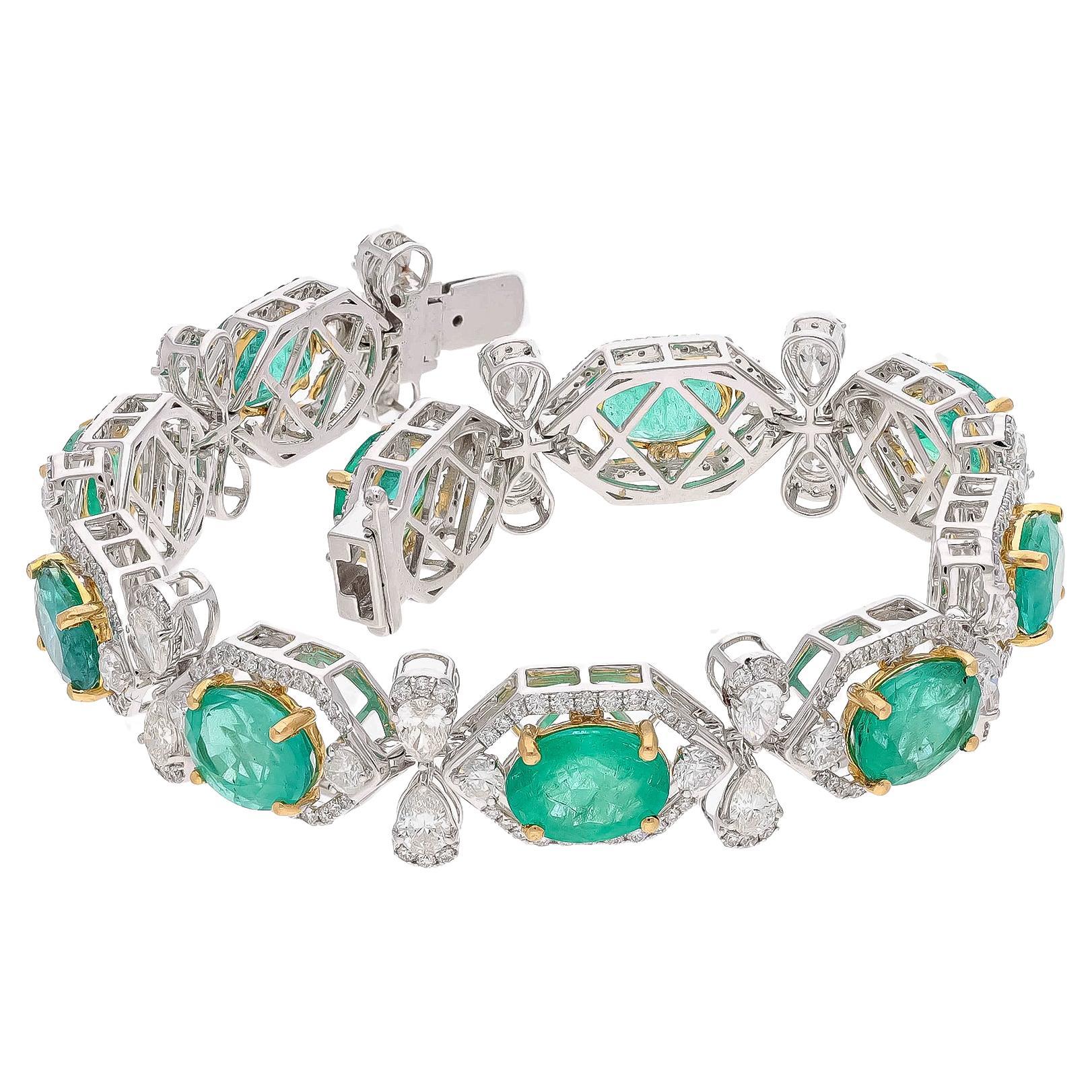 This is a stunning natural Zambian Emerald bracelet which has Emerald of very high quality and diamonds of very good quality . it has vsi clarity and G colour.

Emerald : 17.59 cts

diamonds : 6.03 cts ( good size pear shape and rounds )

gold :