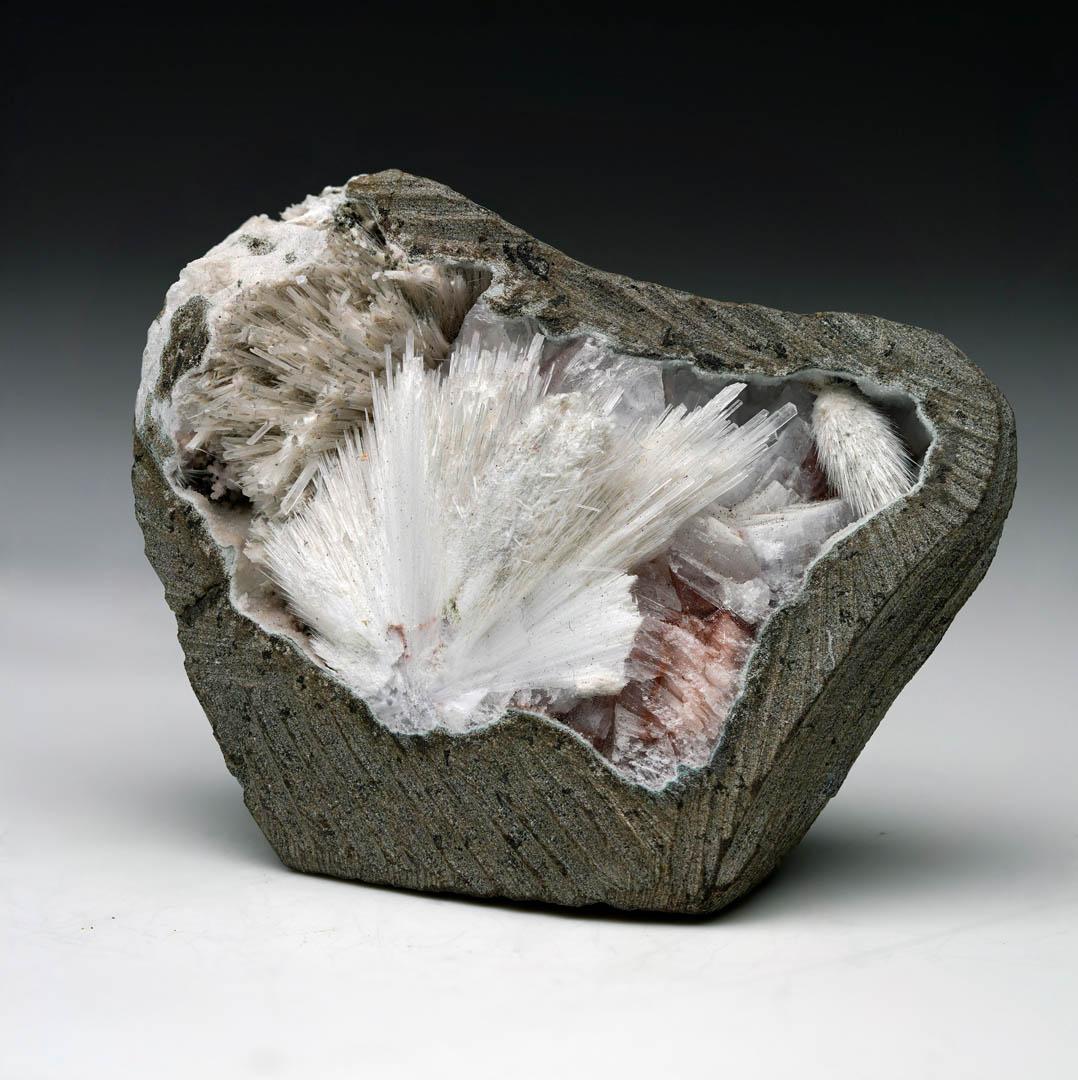 Natürliche Zeolith-Geode mit Scolezit und Heulandit (Indisch) im Angebot
