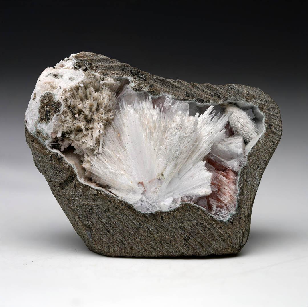 Natürliche Zeolith-Geode mit Scolezit und Heulandit im Zustand „Neu“ im Angebot in New York, NY
