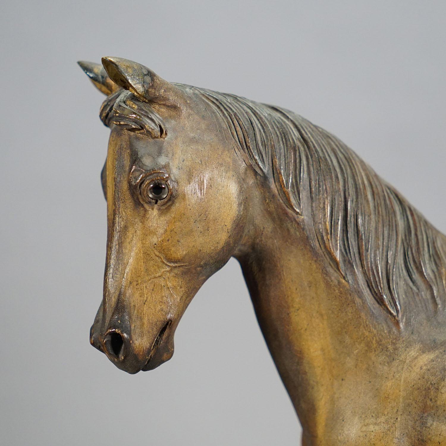 Naturalistic Black Forest Carved Horse Sculpture by Vitus Madl, Germany In Good Condition For Sale In Berghuelen, DE