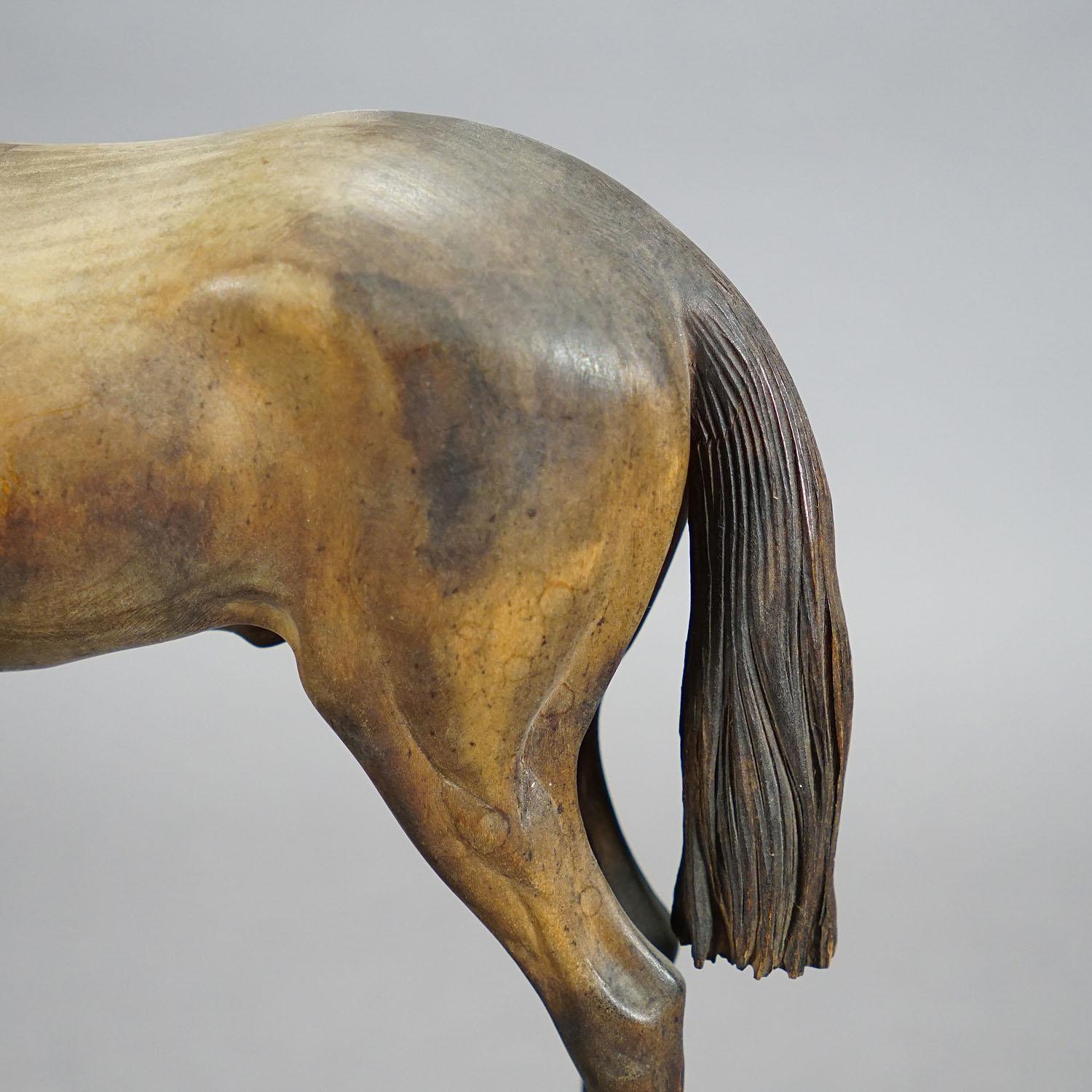 Sculpture naturaliste de cheval sculpté de Black Forest par Vitus Madl, Allemagne Bon état - En vente à Berghuelen, DE