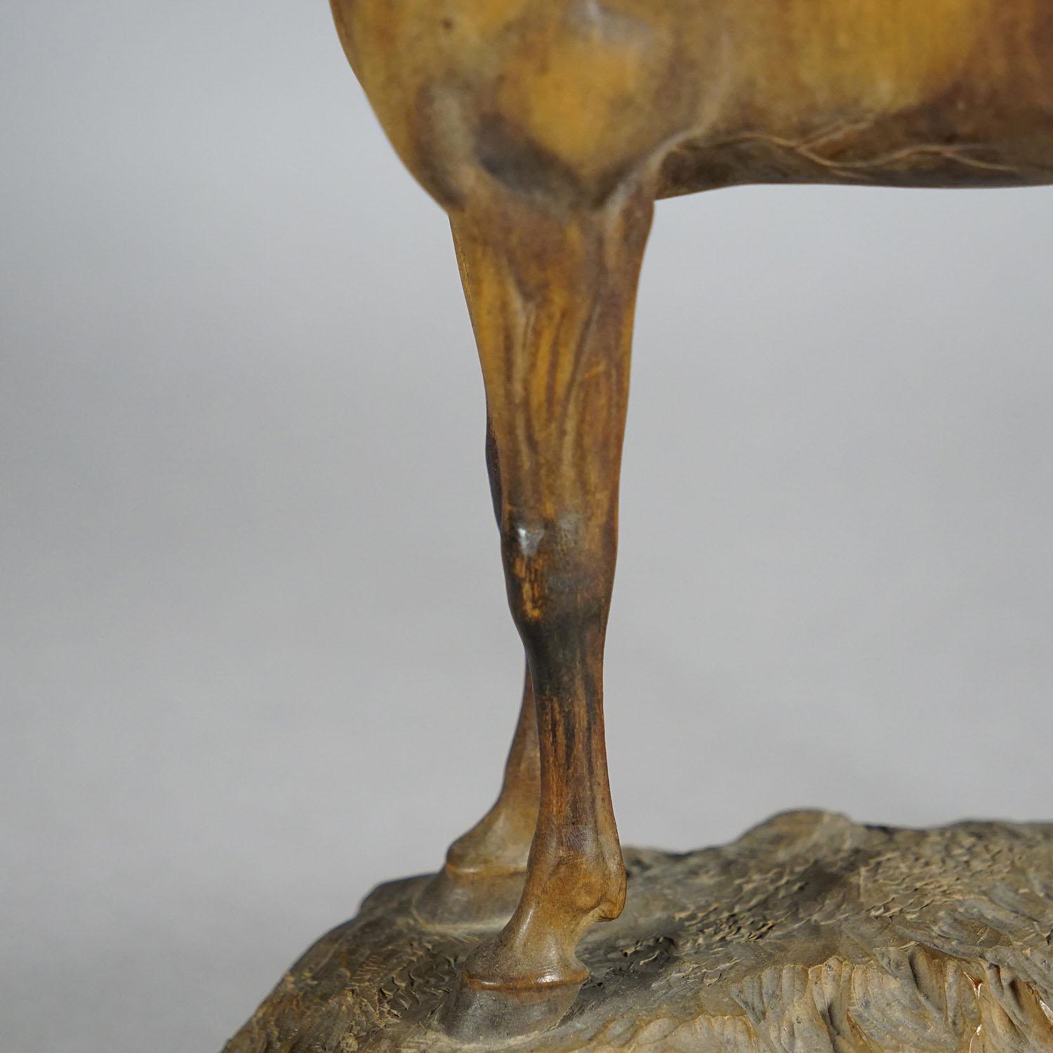 20ième siècle Sculpture naturaliste de cheval sculpté de Black Forest par Vitus Madl, Allemagne en vente