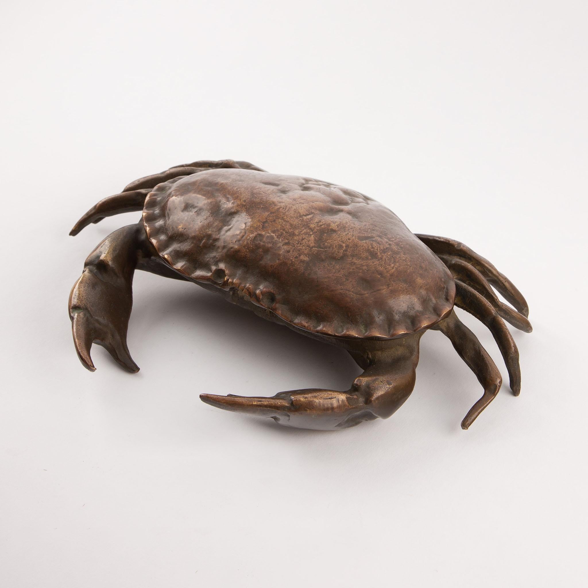 Bronze-Dose mit Deckel in Form einer Krabbe aus dem frühen 20.
Eine fein gegossene und skurrile Bronzedose aus dem frühen 20. Jahrhundert in Form einer lebensechten Krabbe. Die Skulptur ist außergewöhnlich detailgetreu und zeichnet sich durch eine