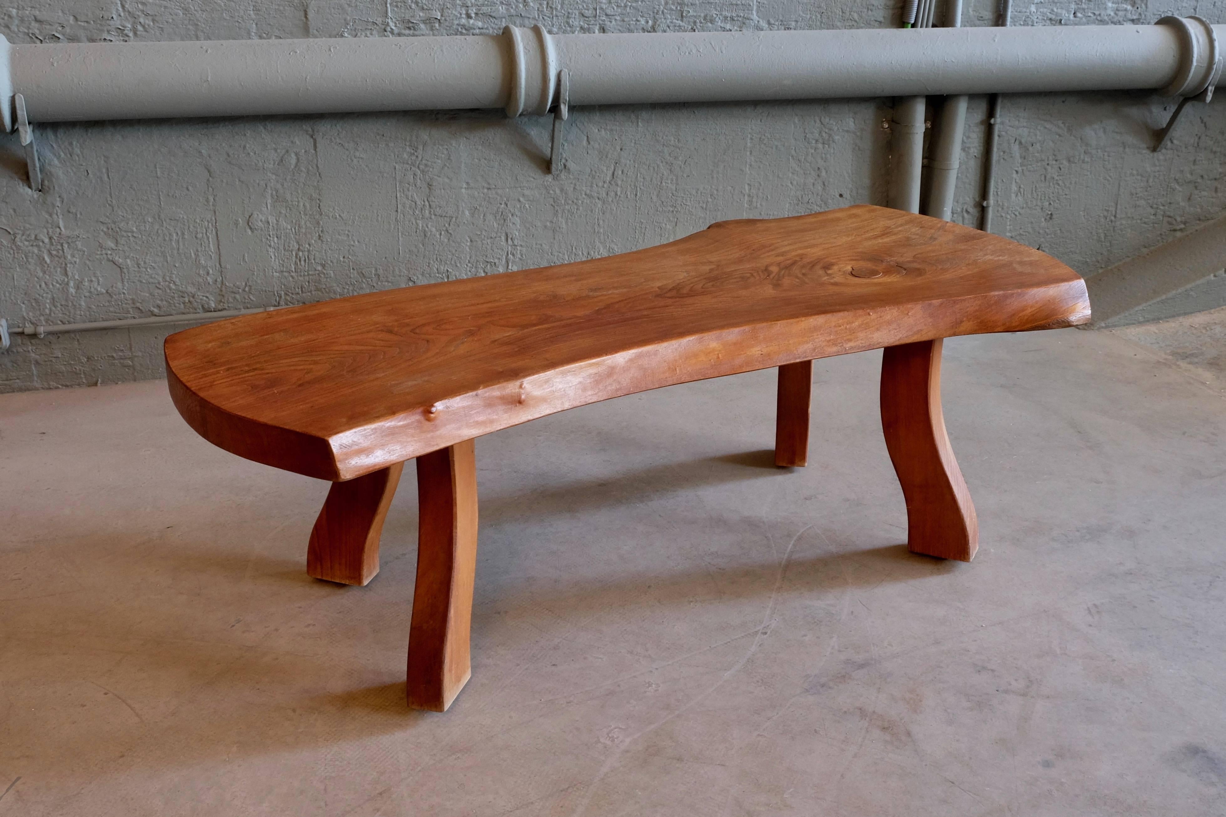 Une belle et rare table basse / banc long / table d'appoint de forme naturaliste en orme. Produit par C. A. Beijbom, 1967, Suède.