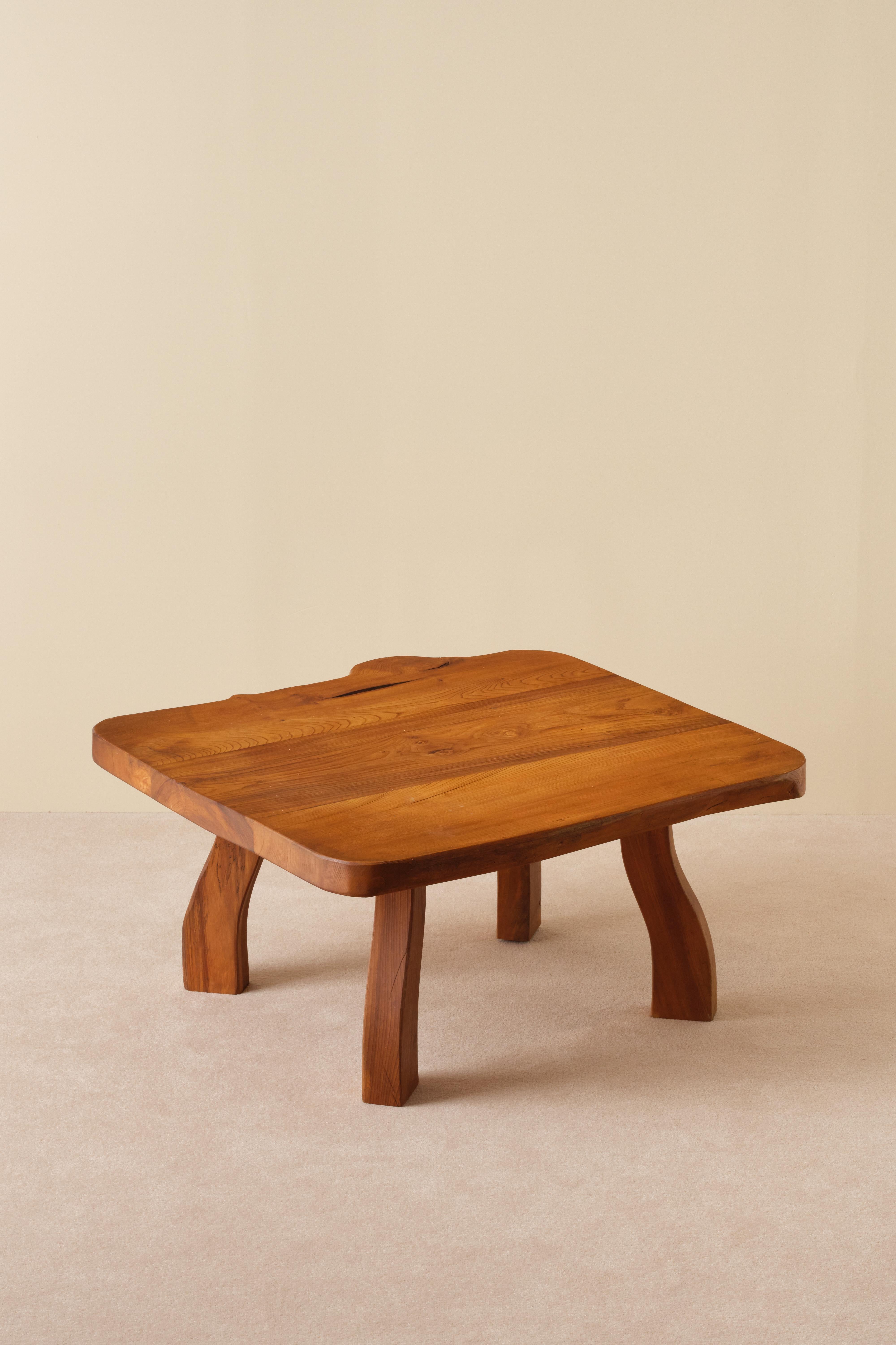 Table basse de forme naturaliste en orme. Produit par C.A.I.C., 1967, Suède.