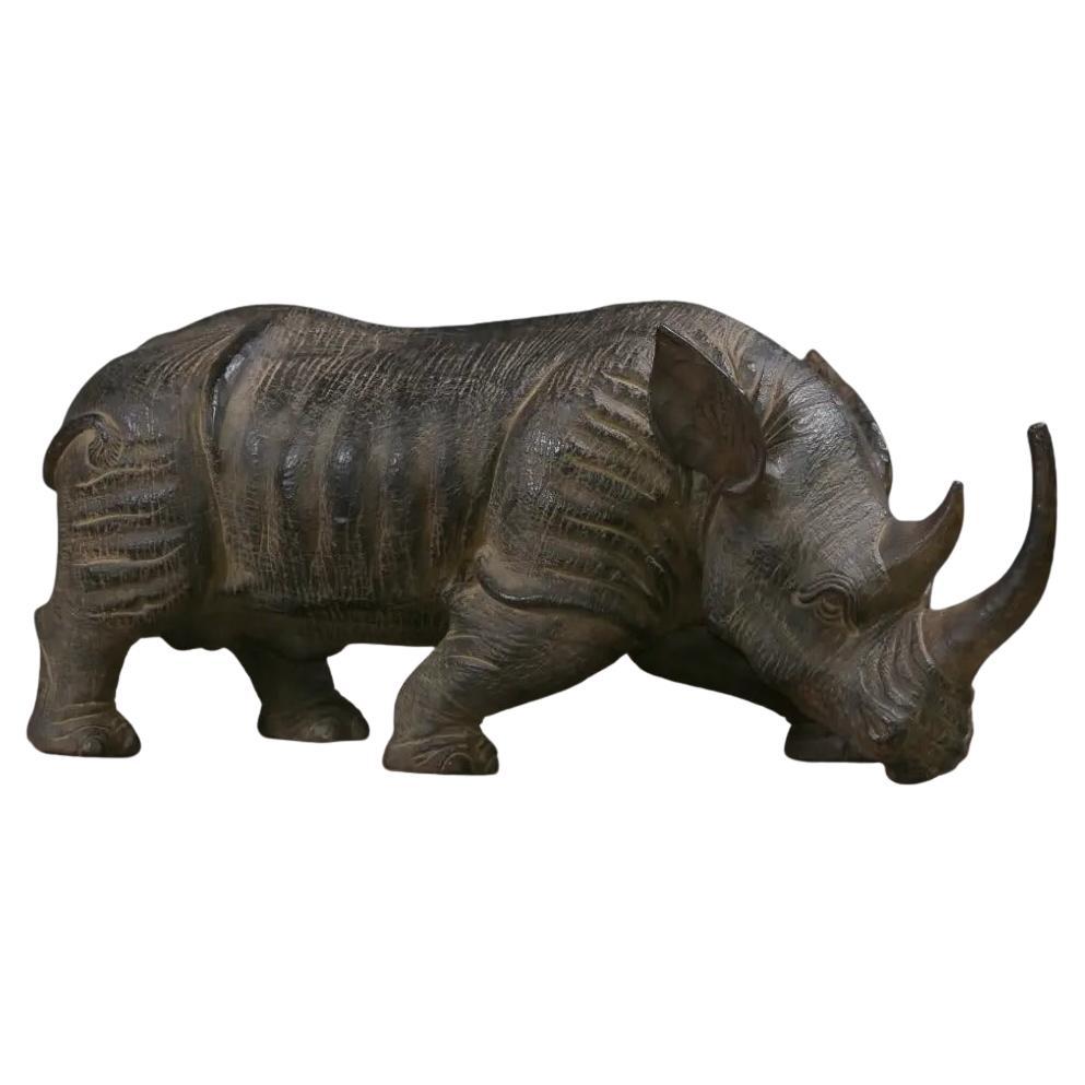 Scultura naturalistica di rinoceronte in terracotta marrone scuro - Taglia L. in vendita