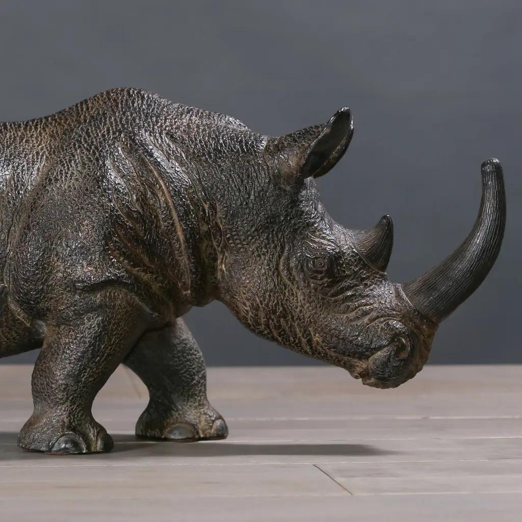 Naturalistische dunkelbraune Terrakotta-Nashorn-Skulptur - Größe S (Organische Moderne) im Angebot