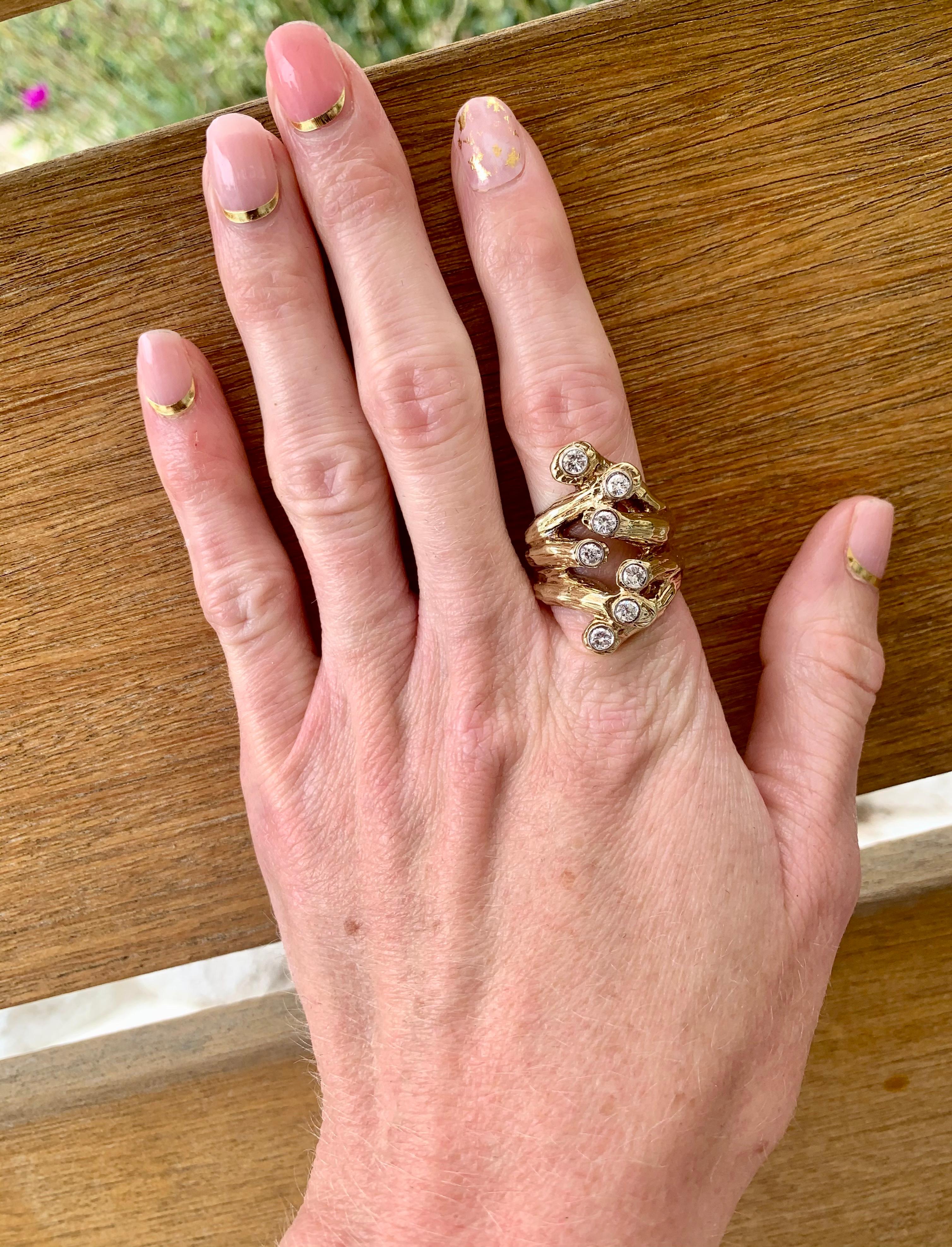 Anillo de oro amarillo de 14 quilates con diamantes de diseño naturalista, hacia la década de 1960 en venta 3