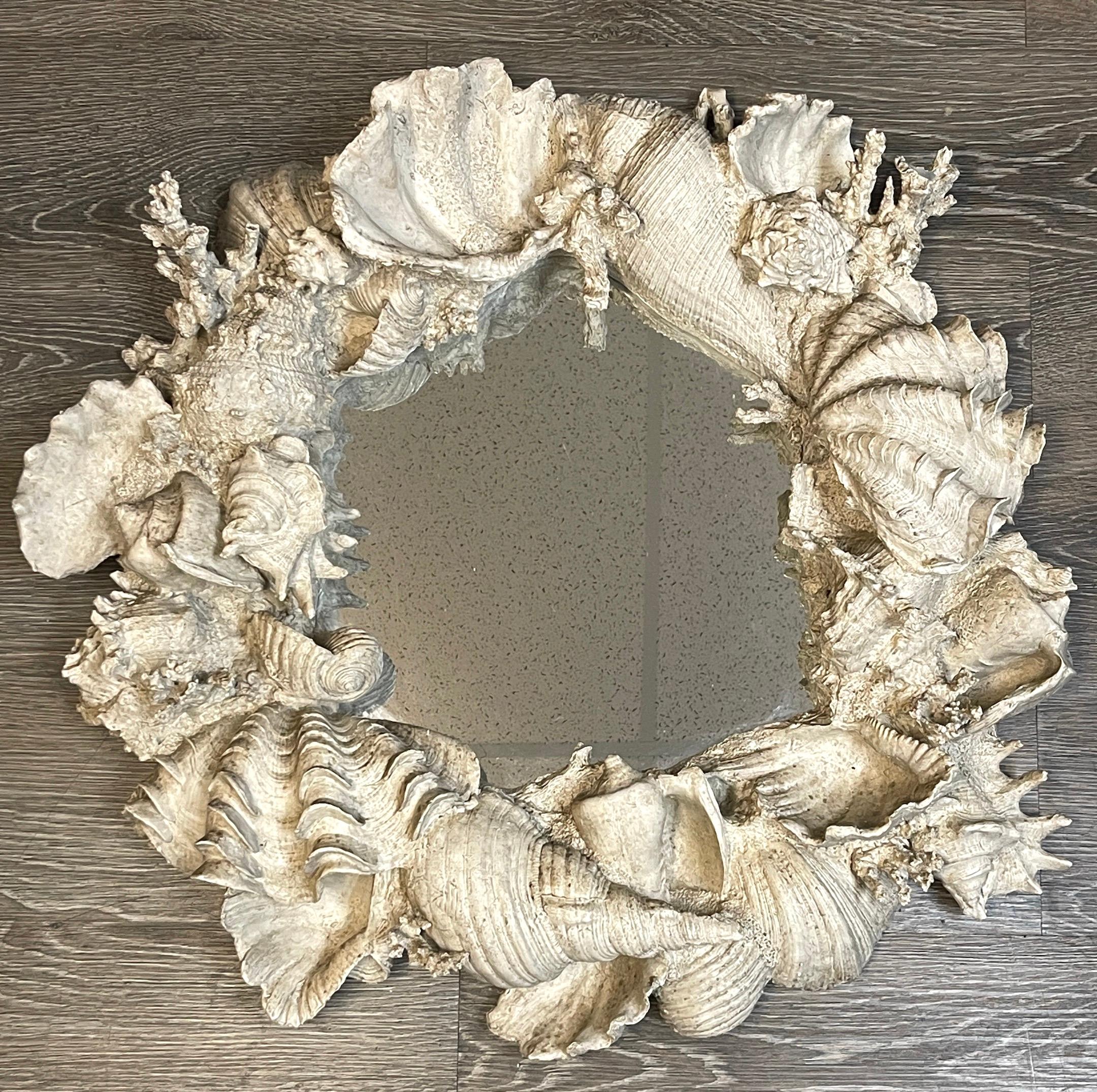 Miroir hublot naturaliste à motif de coraux et de coquillages en haut-relief
Modélisé de façon réaliste à partir d'un anneau continu de spécimens de coquillages et de coraux, le miroir intérieur mesure environ 12 