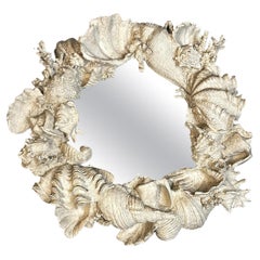 Espejo de ojo de buey con motivos naturalistas de coral y conchas en alto relieve
