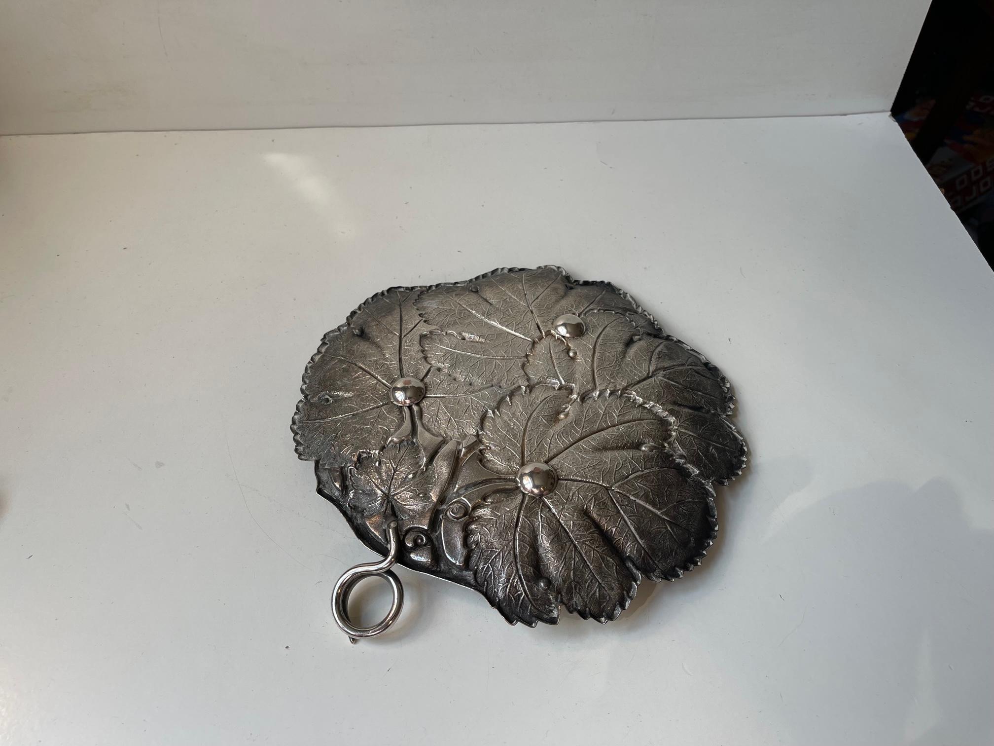 Metà XX secolo Piatto a foglia moderno e naturalistico in argento di Berg Denmark, anni '50 in vendita