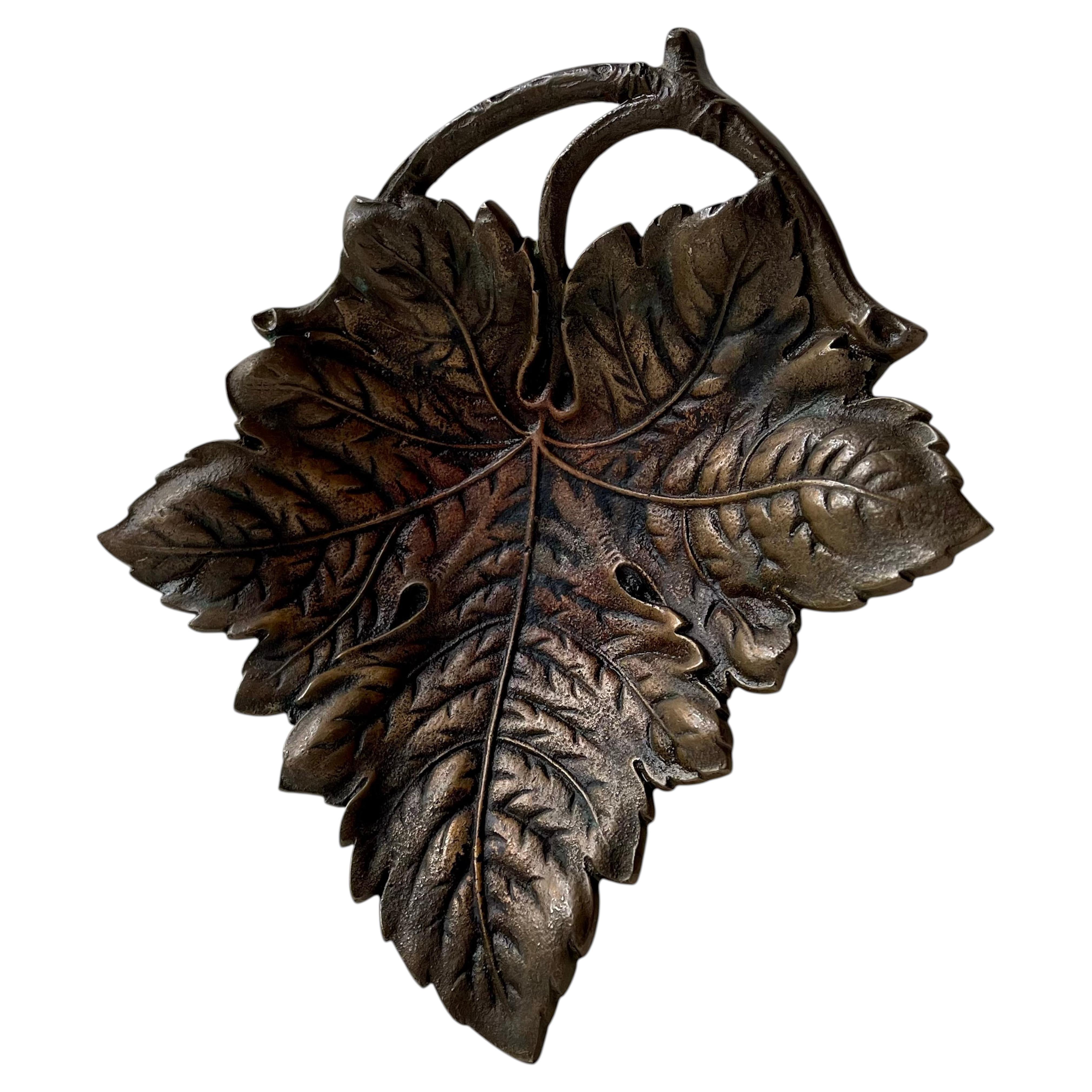 Plato escandinavo con forma de hoja de parra, de estilo naturalista, en latón patinado, década de 1940