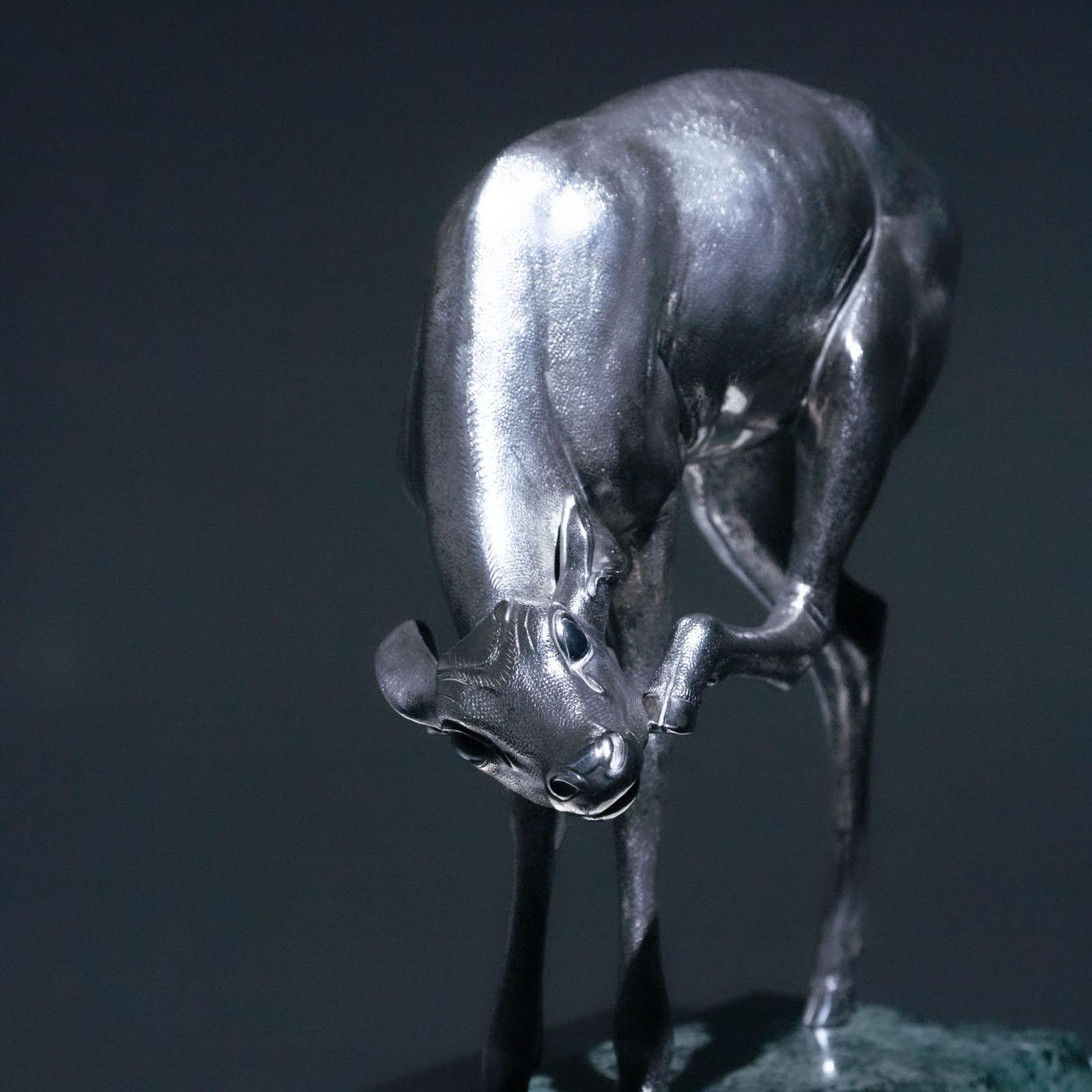 Escultura de plata de una cierva rascándose, montada sobre una base de mármol verde oscuro. Creado por el famoso escultor modernista italiano Sirio Tofanari (1886-1969), conocido por sus detalladas y naturalistas representaciones de la vida salvaje.