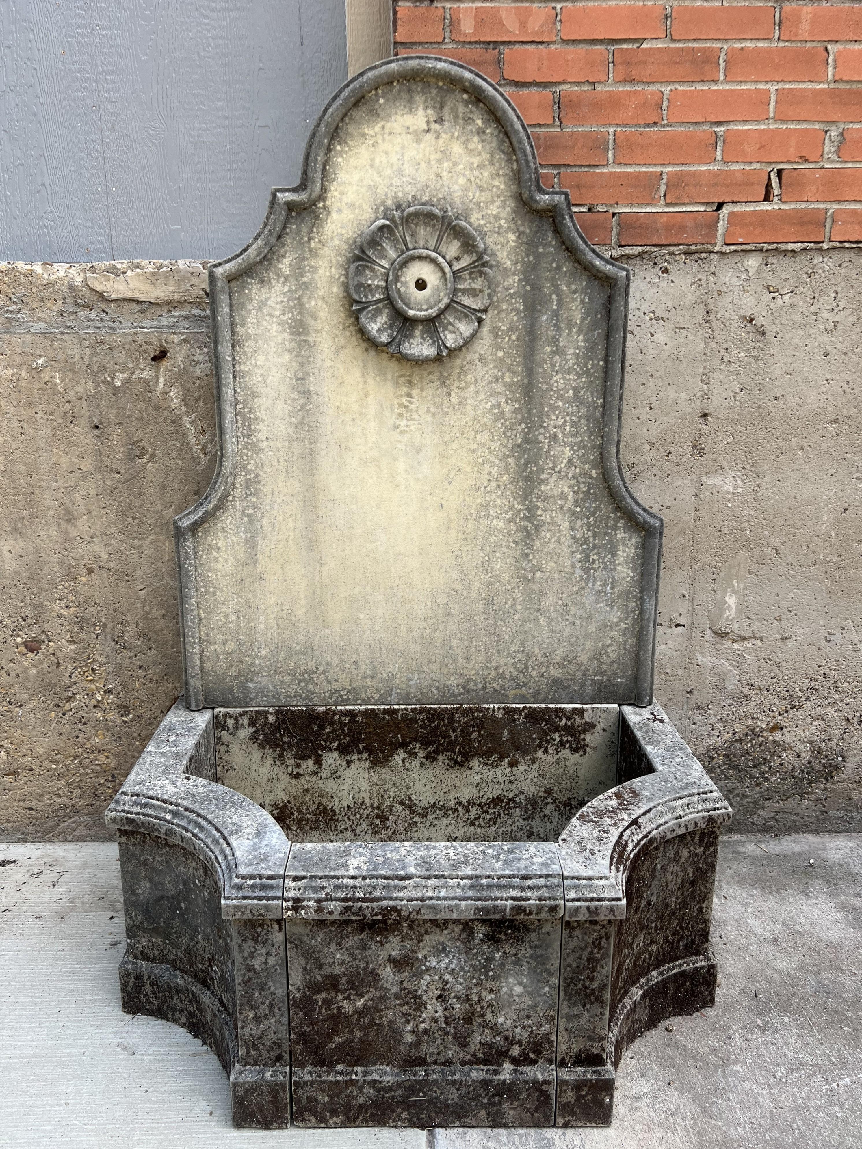 Naturally Aged Carved Italian Limestone Wall Fountain with Rosace Surround, H-61 im Angebot 5