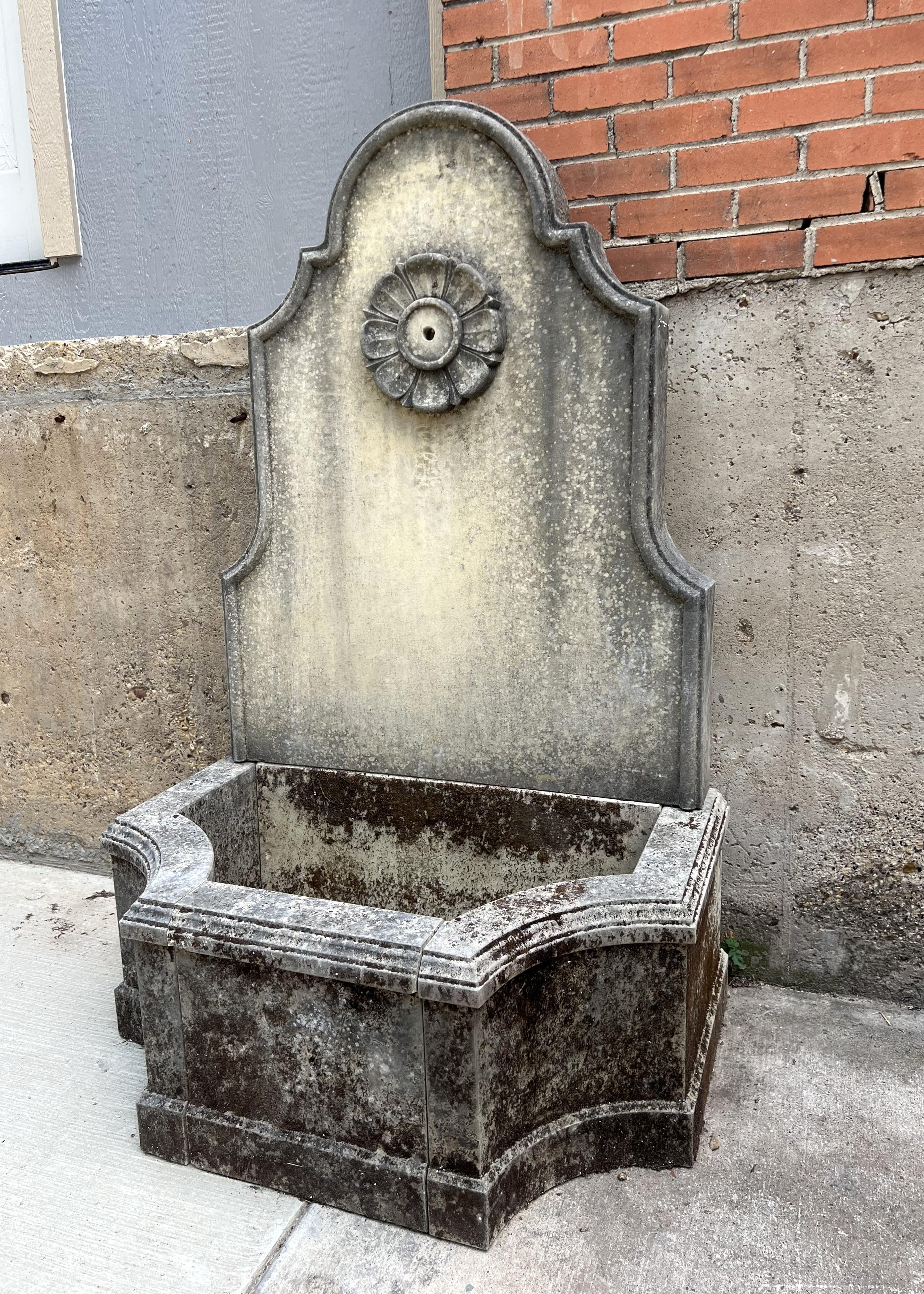 This 61-inch-tall wall fountain with rosace surround has a relatively small footprint, making it an attractive option for areas where space is at a premium, such as a courtyard, entryway, or patio. Hand-carved in six pieces of Italian limestone, the