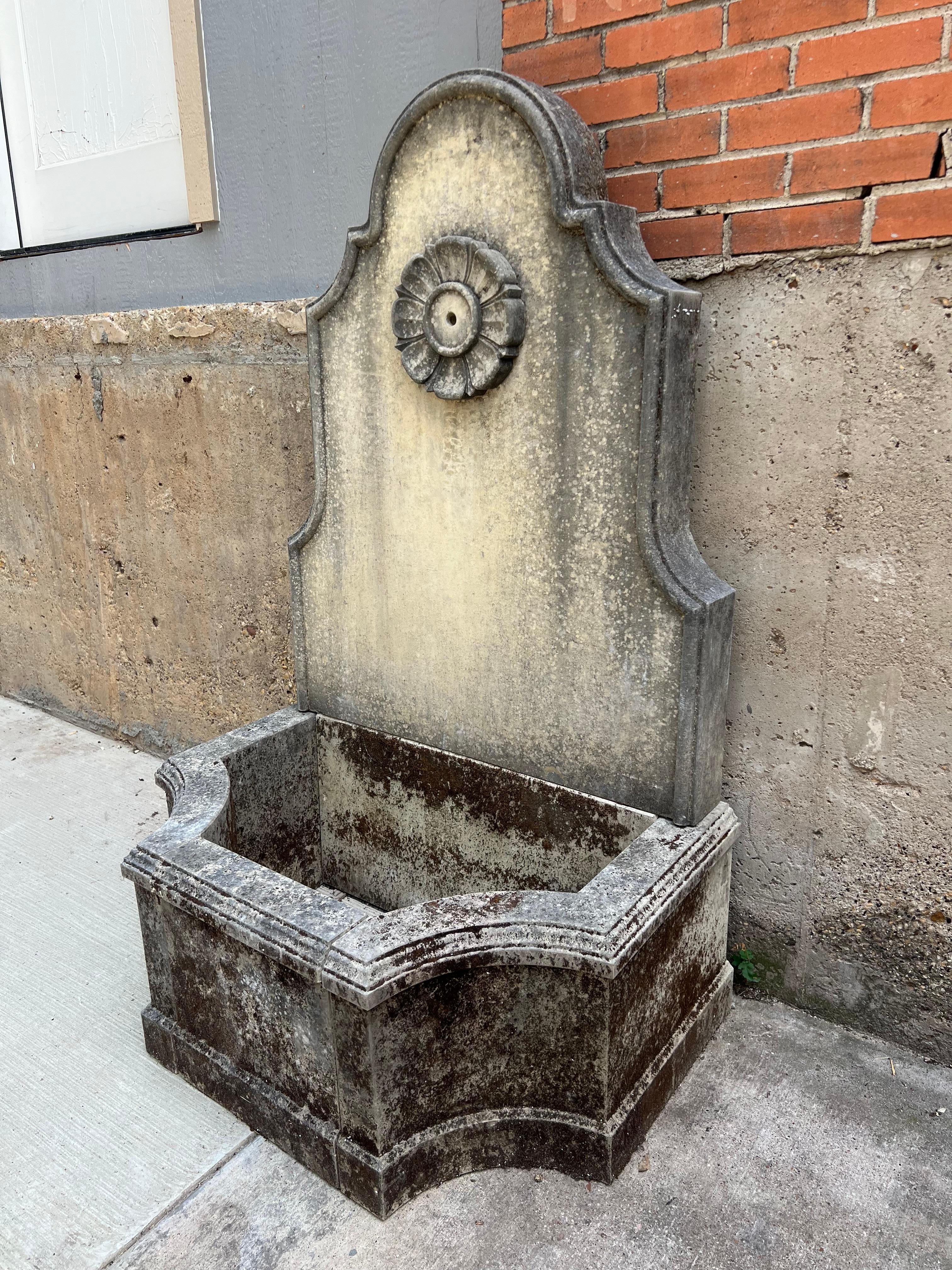 Naturally Aged Carved Italian Limestone Wall Fountain with Rosace Surround, H-61 (Handgeschnitzt) im Angebot