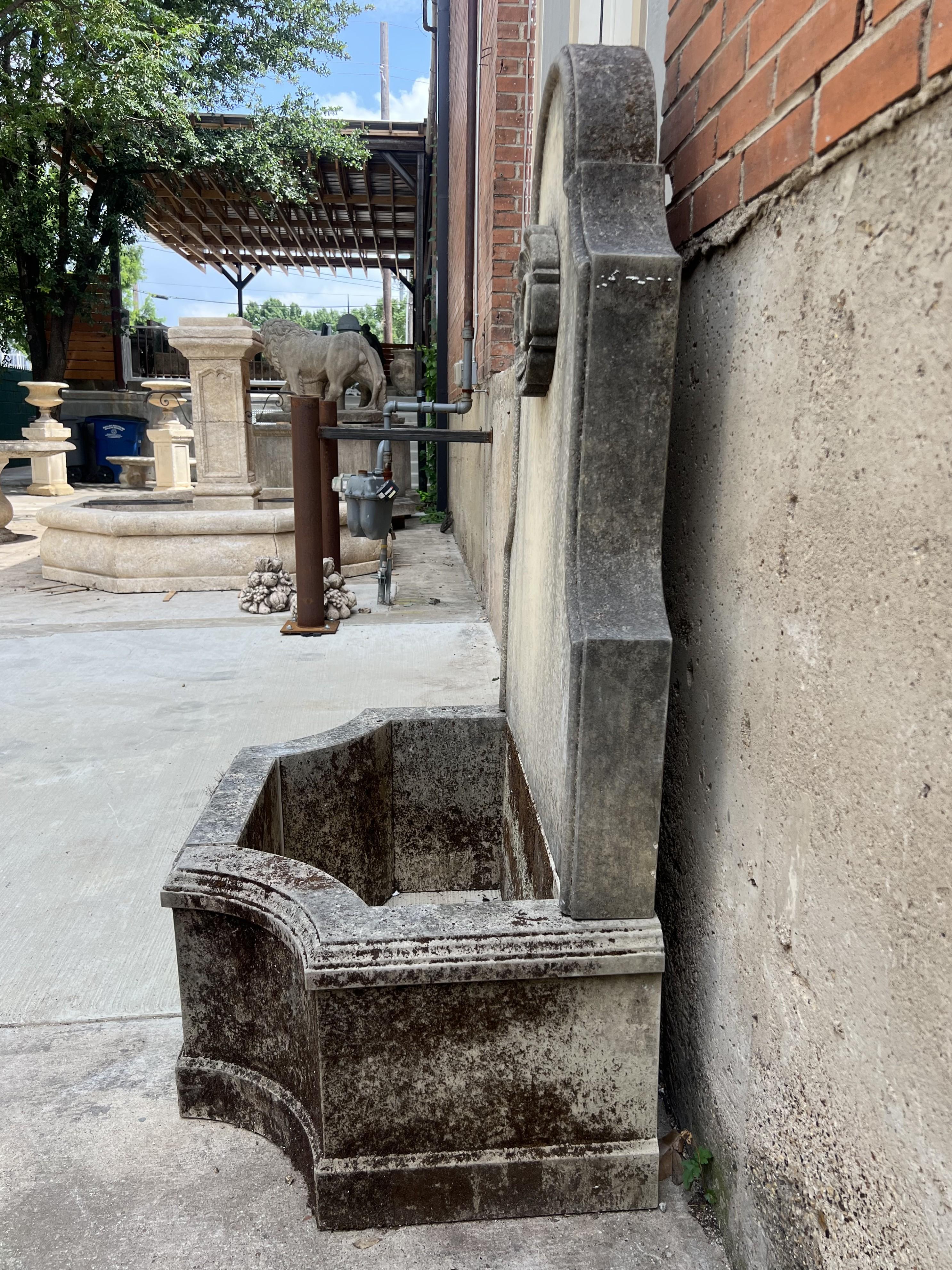 Naturally Aged Carved Italian Limestone Wall Fountain with Rosace Surround, H-61 im Zustand „Gut“ im Angebot in Dallas, TX