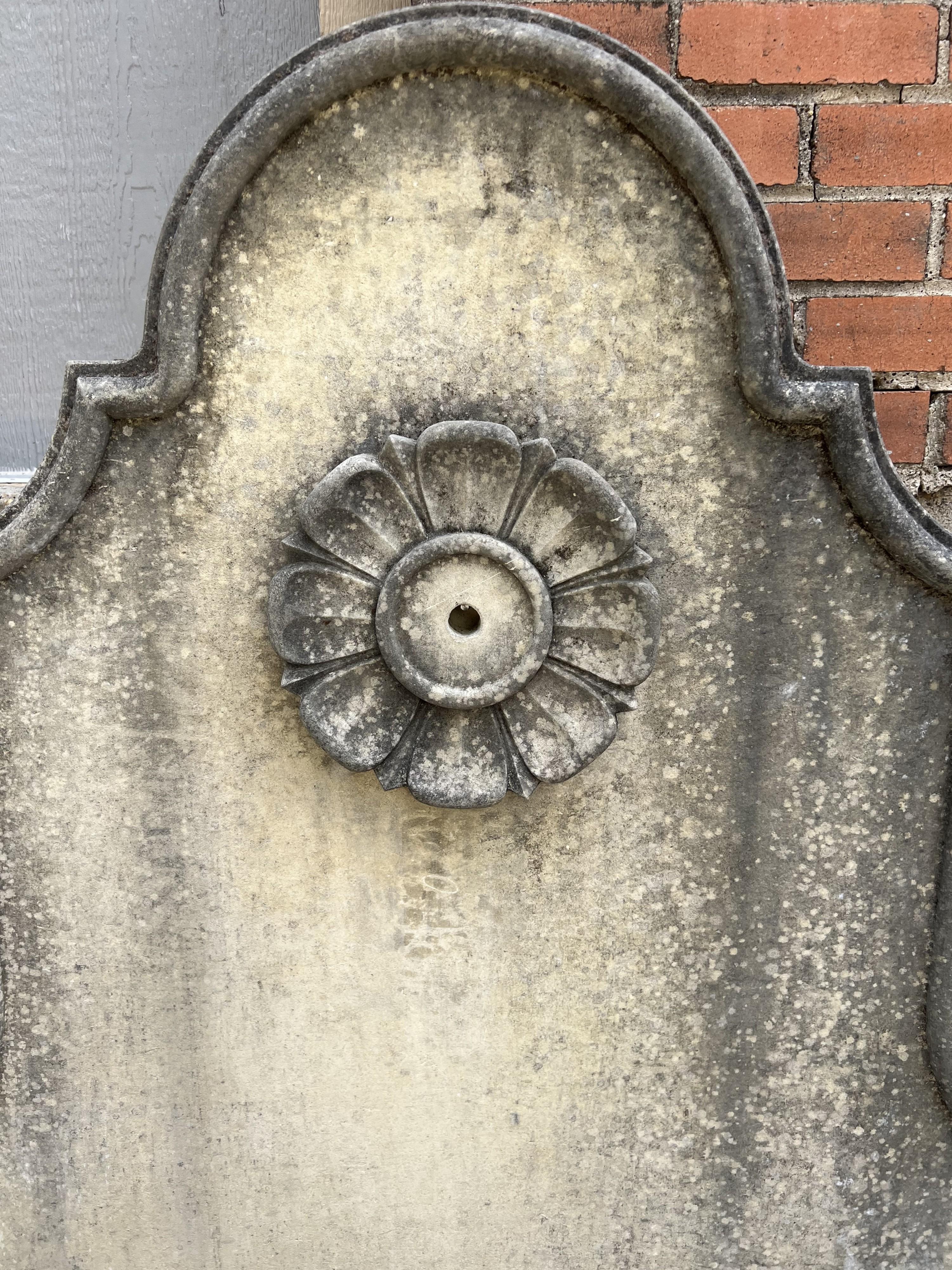 Naturally Aged Carved Italian Limestone Wall Fountain with Rosace Surround, H-61 (Stein) im Angebot