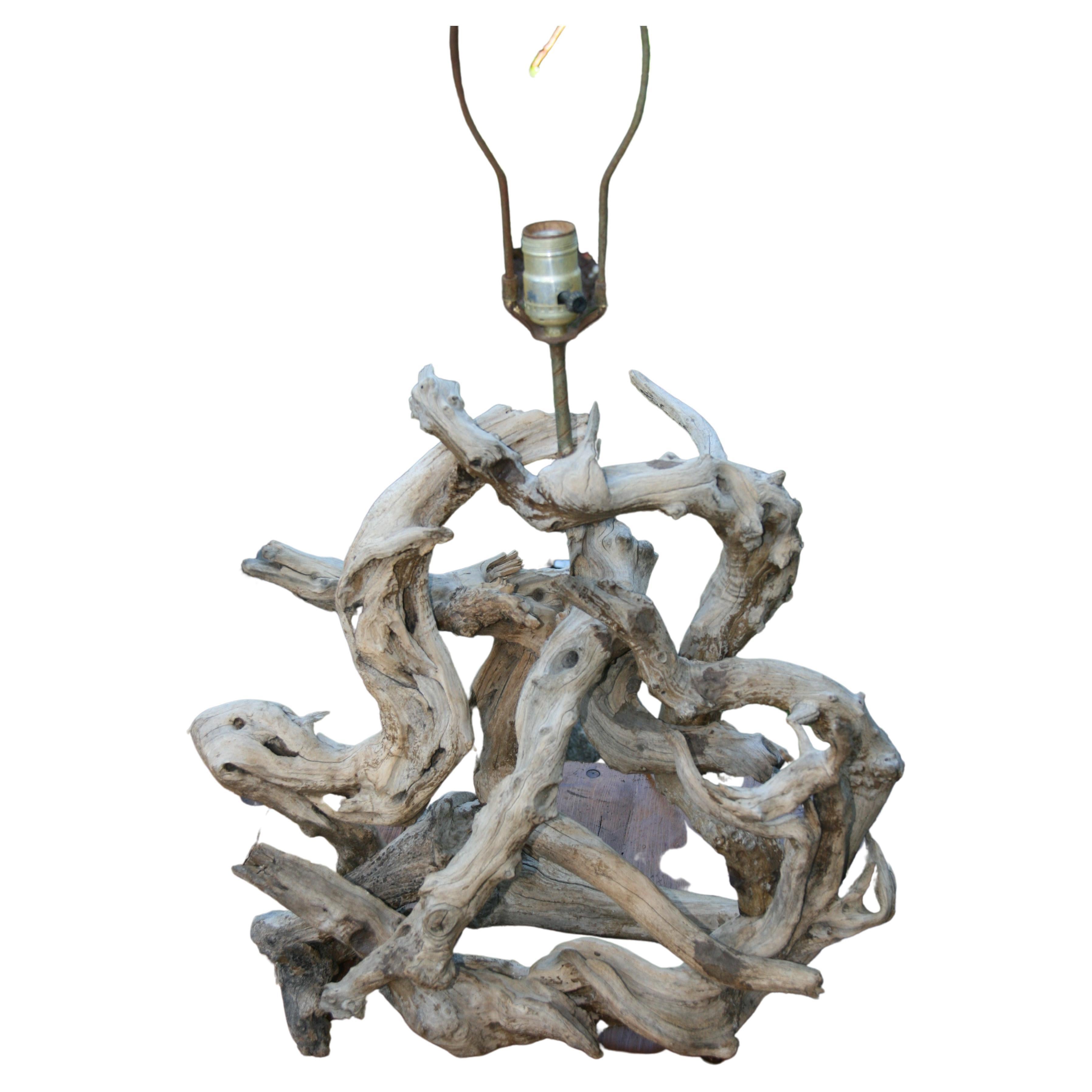 3-1120 Lampe en bois flotté naturel, sculpté par les vents et l'eau de la mer.
Câblage d'origine en état de marche. Le fil a été percé à travers le bois.
Hauteur au sommet de la prise 23