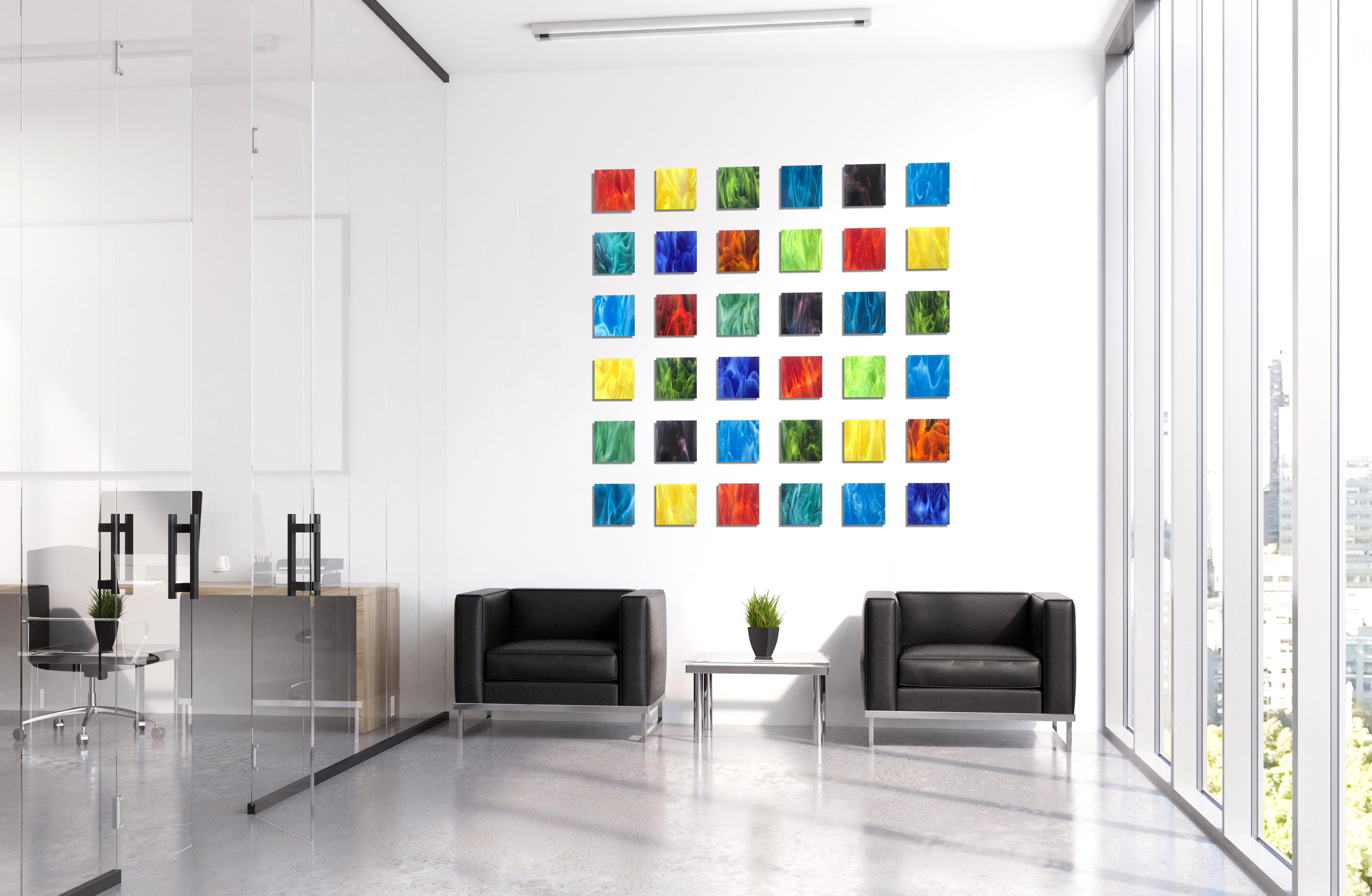 36 einzelne Glasstücke werden von Hand geschnitten und zu einer maßgeschneiderten Wandskulptur zusammengesetzt. Jedes Stück wird von dem Künstler Karo Martirosyan in seinem Studio in Los Angeles von Hand gefertigt. Mit seinem Hintergrund in der