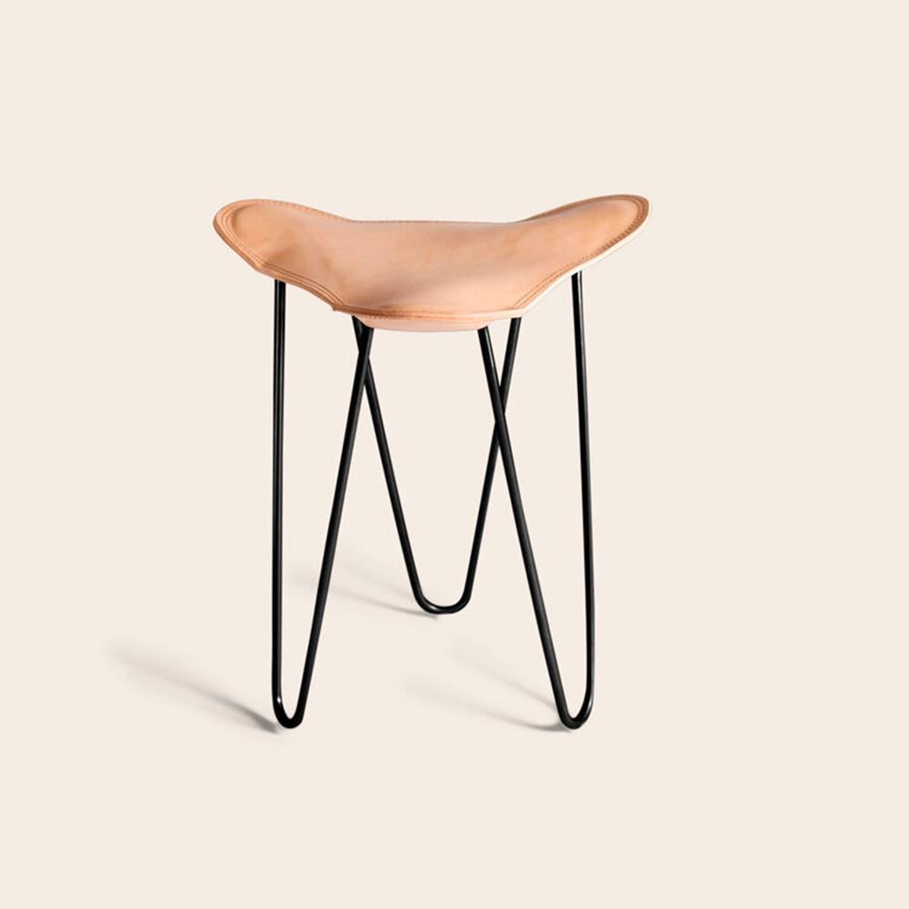 Tabouret trifolium nature et noir par OxDenmarq
Dimensions : D 40 x L 40 x H 45 cm
MATERIAL : Cuir, Steele
Également disponible : Différentes couleurs et d'autres couleurs de cadre disponibles.

OX DENMARQ est une marque de design danoise qui aspire