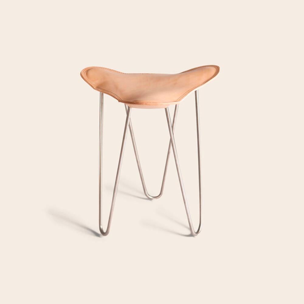 Nature and steel Trifolium stool by OxDenmarq
Dimensions: D 40 x W 40 x H 45 cm
Materials: Leather, steel
Also available: Different colors and other frame color available

OX DENMARQ is a Danish design brand aspiring to make beautiful handmade