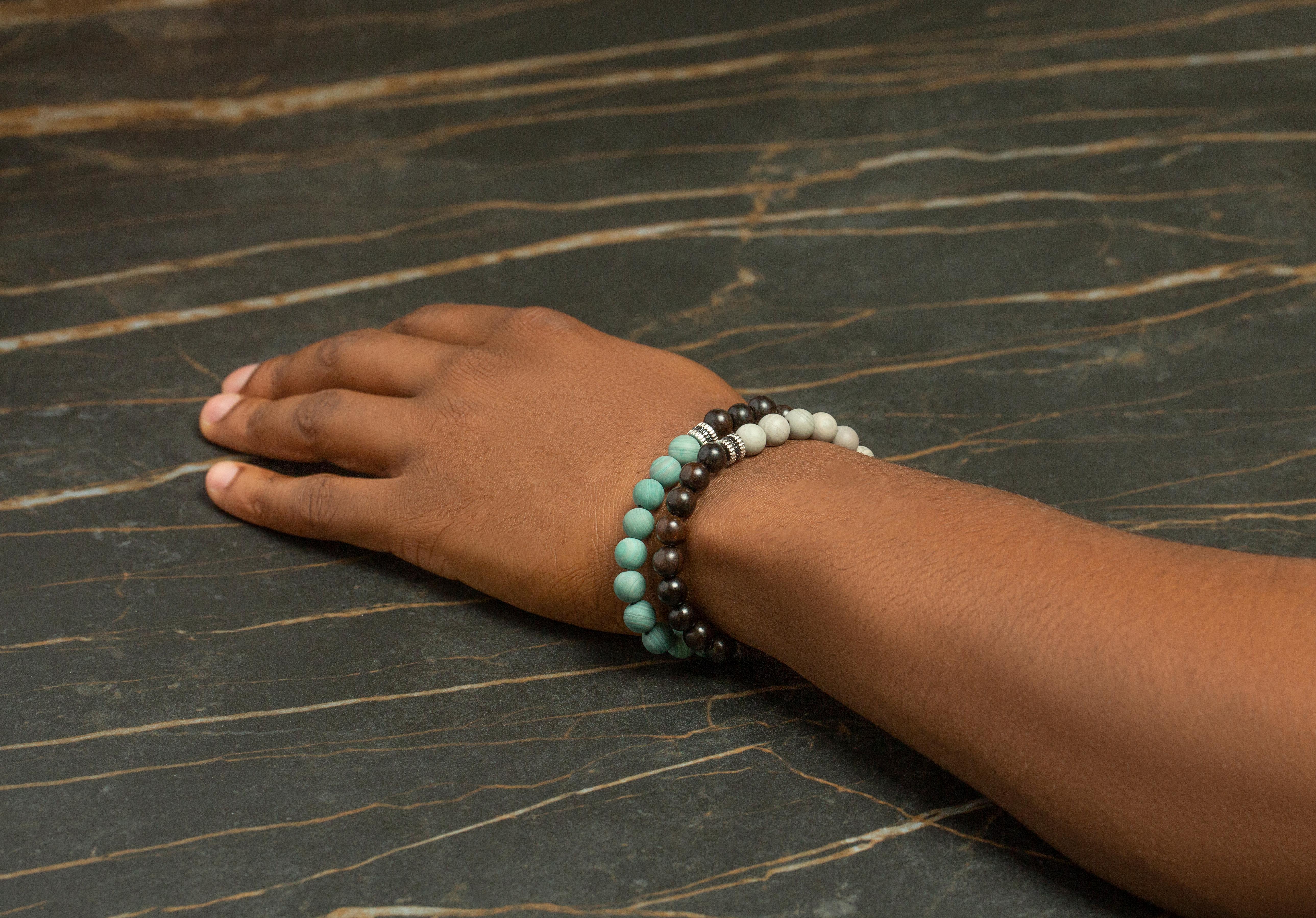 Pulsera Nature con madera de ébano y jaspe gris en plata rodiada, talla S en Nuevo estado para la venta en Fulham business exchange, London