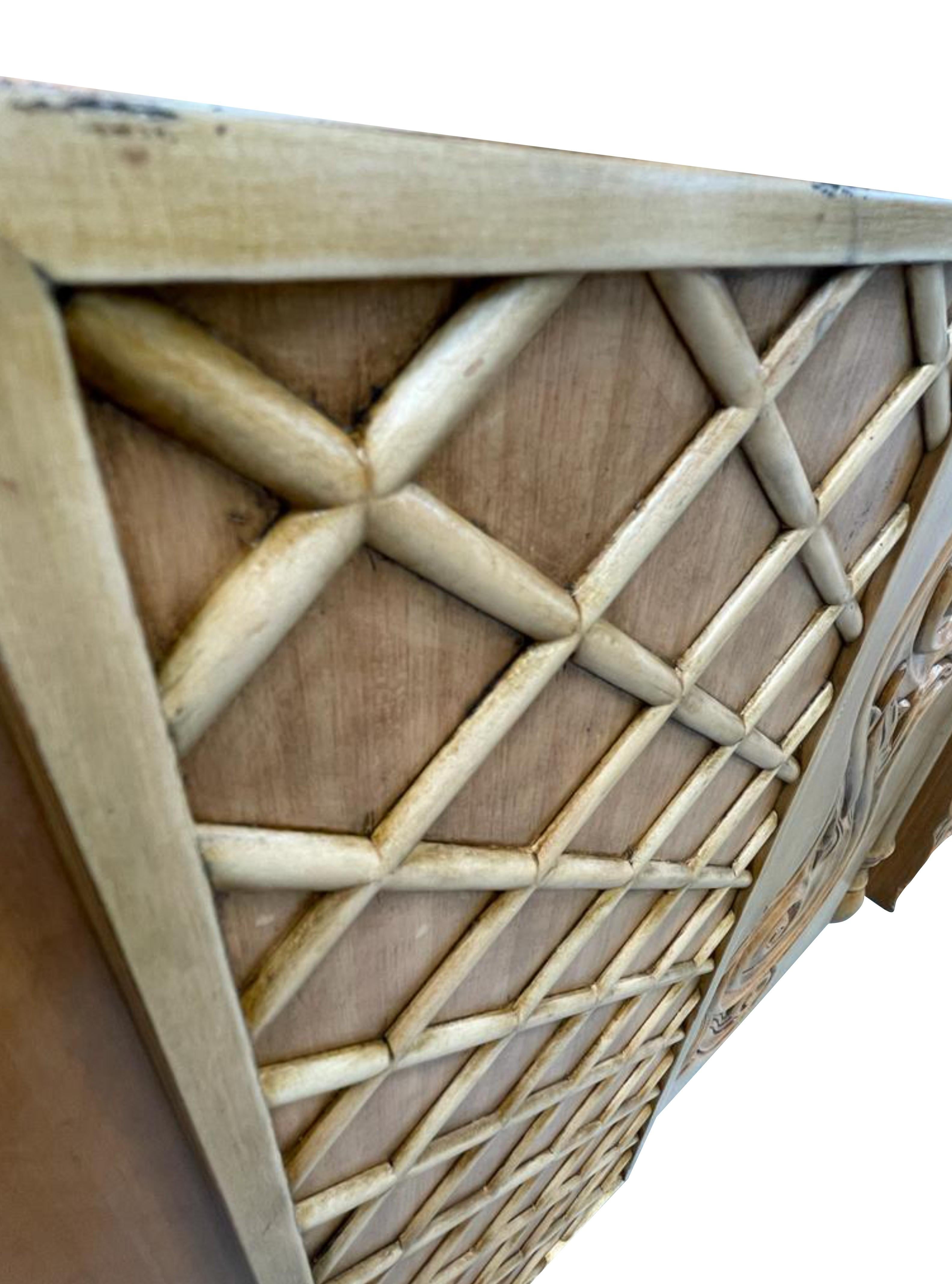Nature Geschnitztes Holz Sideboard, Drei Türen, von Lola Glamour im Angebot 4