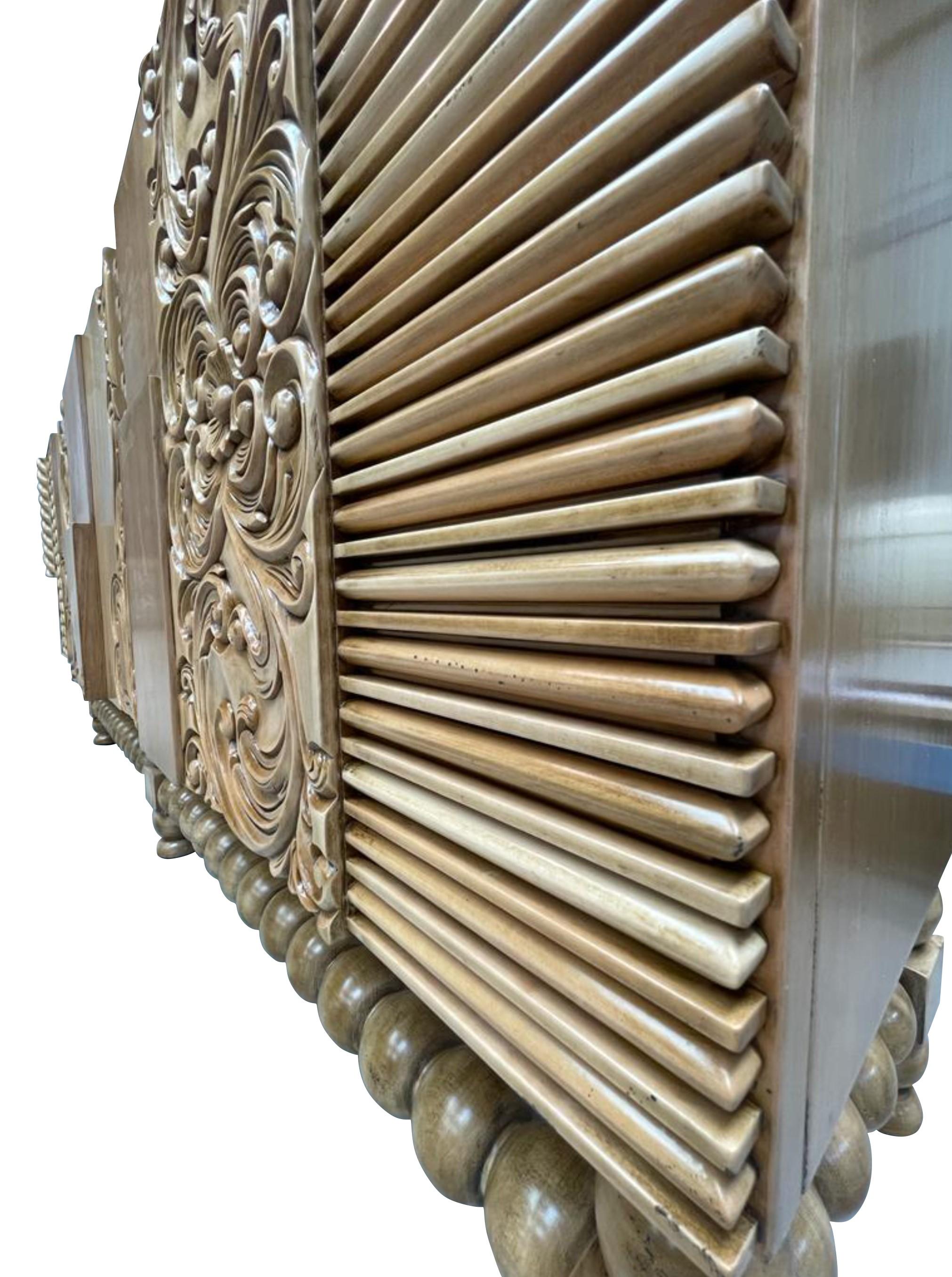 Nature Geschnitztes Holz Sideboard, Drei Türen, von Lola Glamour (Postmoderne) im Angebot