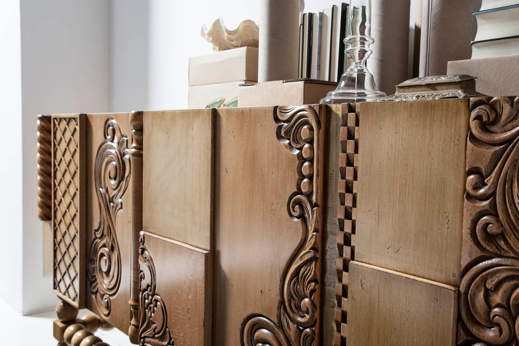 Nature Geschnitztes Holz Sideboard, Drei Türen, von Lola Glamour im Angebot 1