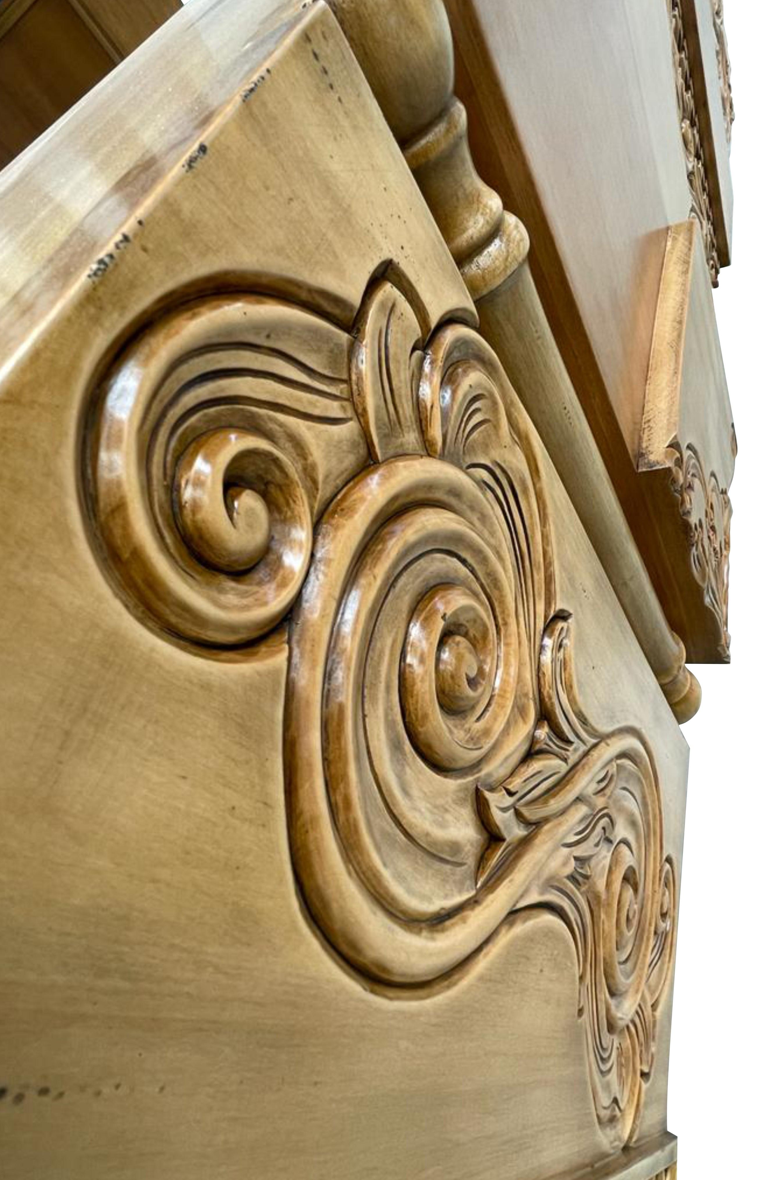 Nature Geschnitztes Holz Sideboard, Drei Türen, von Lola Glamour im Angebot 3