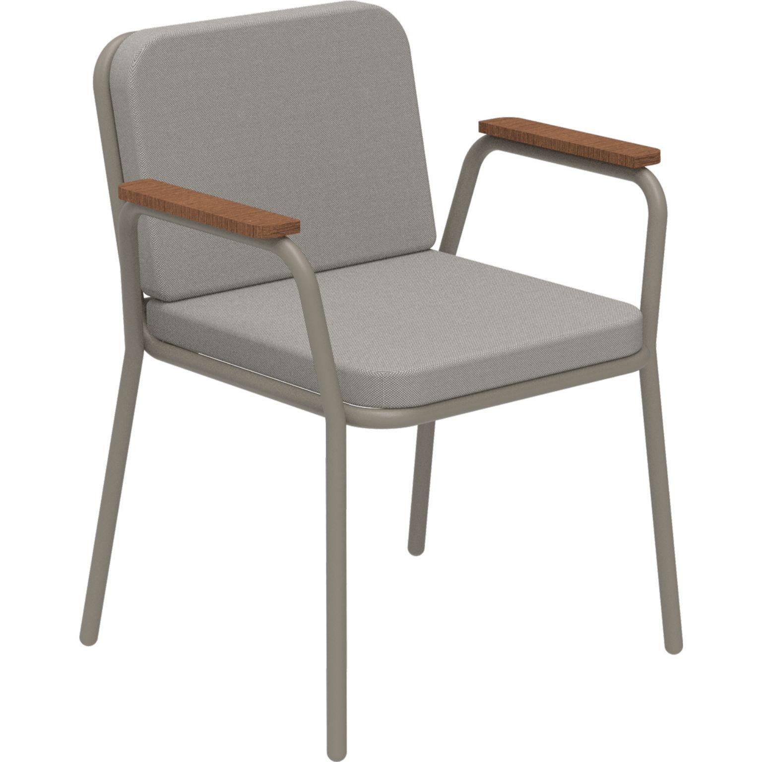 Nature Cream Sessel von MOWEE
Abmessungen: T60 x B67 x H83 cm (Sitzhöhe 42 cm).
MATERIAL: Aluminium, Polsterung und Iroko-Holz.
Gewicht: 5 kg.
Auch in verschiedenen Farben und Ausführungen erhältlich. Bitte kontaktieren Sie uns.

Eine Collection'S,