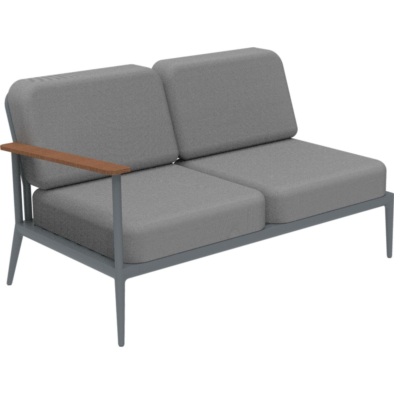Modulares sofa Nature Grey Double Right von MOWEE
Abmessungen: T85 x B144 x H81 cm (Sitzhöhe 42 cm).
MATERIAL: Aluminium, Polsterung und Iroko-Holz.
Gewicht: 29 kg.
Auch in verschiedenen Farben und Ausführungen erhältlich. 

Eine Collection'S, die