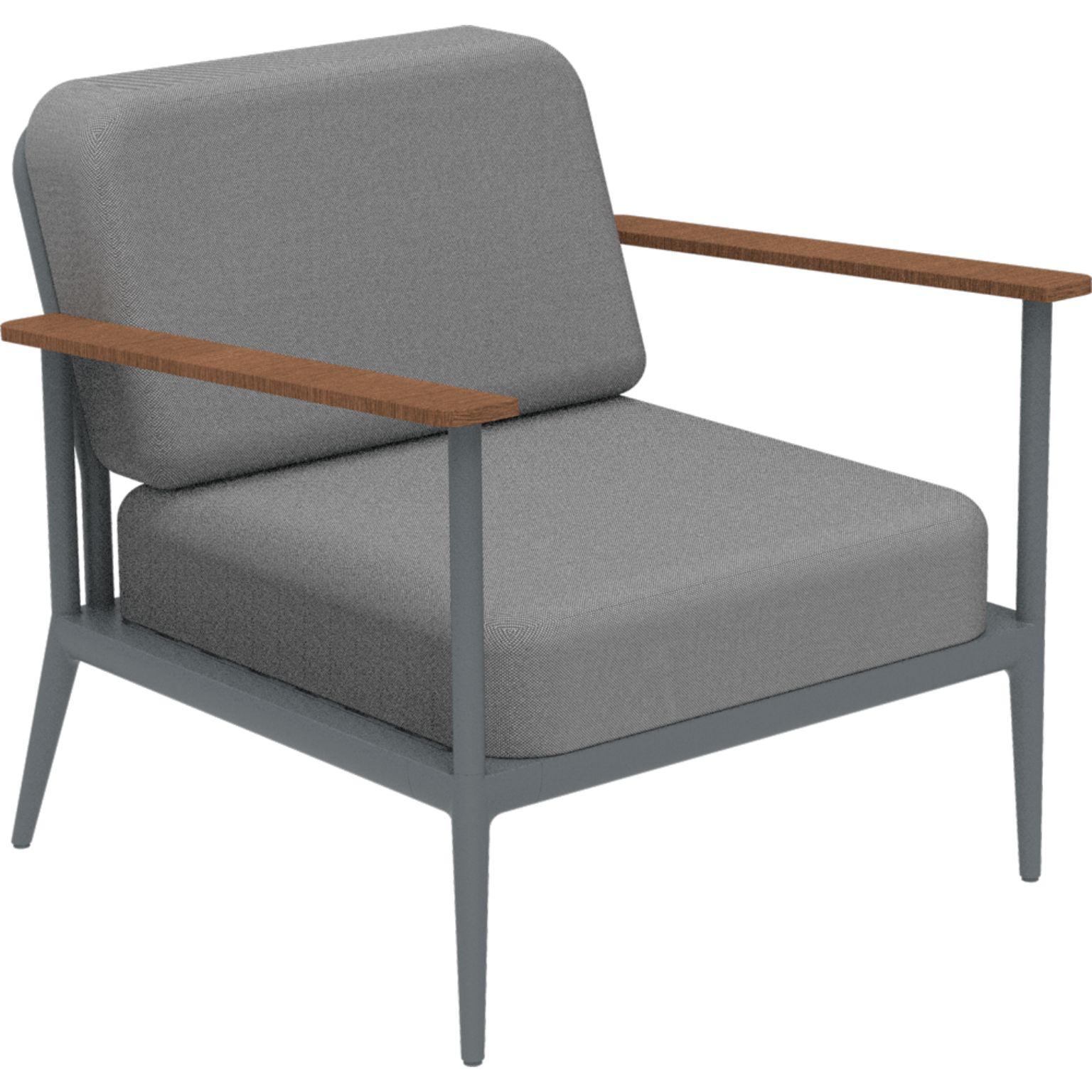 Silla longue gris Nature de MOWEE.
Dimensiones: P85 x A83 x A81 cm (altura del asiento 42 cm).
Material: aluminio, tapicería y madera de iroko.
Peso: 20 kg.
También disponible en diferentes colores y acabados.

Una colección inconfundible por su