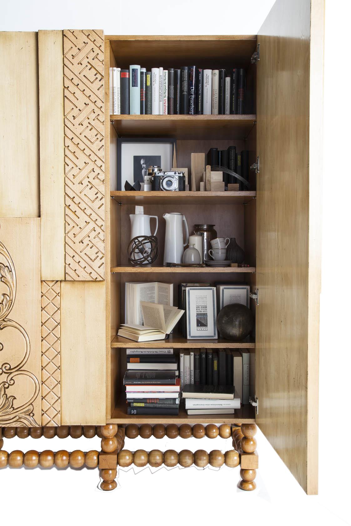 Postmoderno Armadio a due ante in legno intagliato a mano Nature di Lola Glamour in vendita