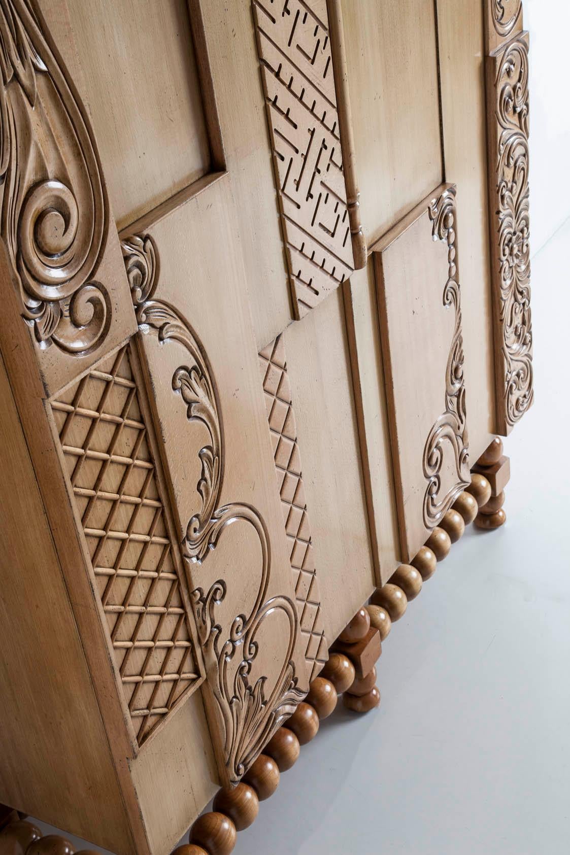 Spagnolo Armadio a due ante in legno intagliato a mano Nature di Lola Glamour in vendita