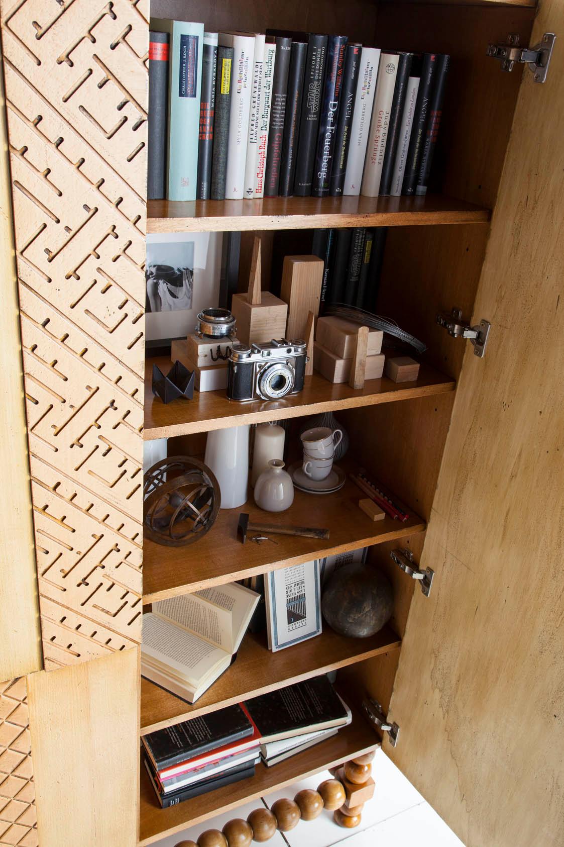 Armadio a due ante in legno intagliato a mano Nature di Lola Glamour In condizioni Nuovo in vendita a Geneve, CH