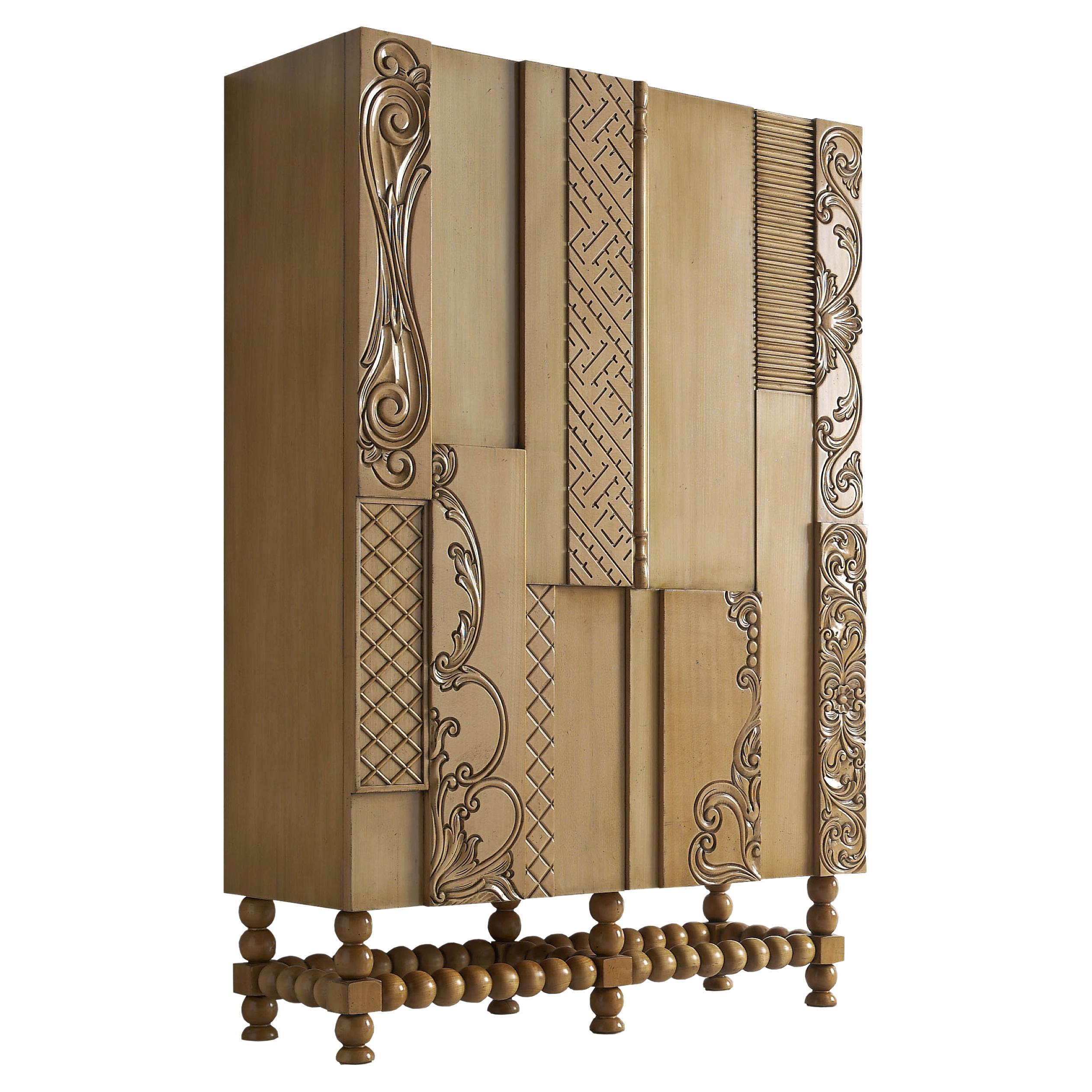 Armadio a due ante in legno intagliato a mano Nature di Lola Glamour in vendita