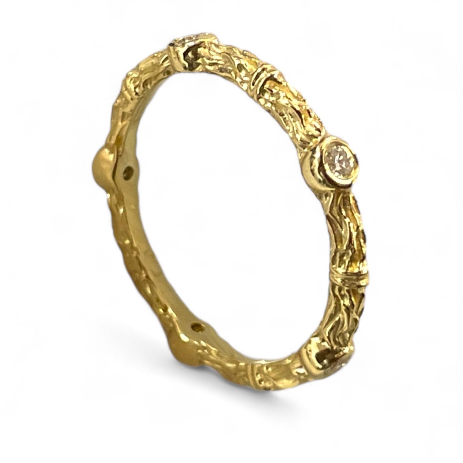 Dieses exquisite Armband aus 18-karätigem Gold besticht durch sein von der Natur inspiriertes, strukturiertes Design, das durch funkelnde Diamanten wunderbar ergänzt wird. Mit seinen organischen, bambusartigen Details strahlt dieser Ring zeitlose
