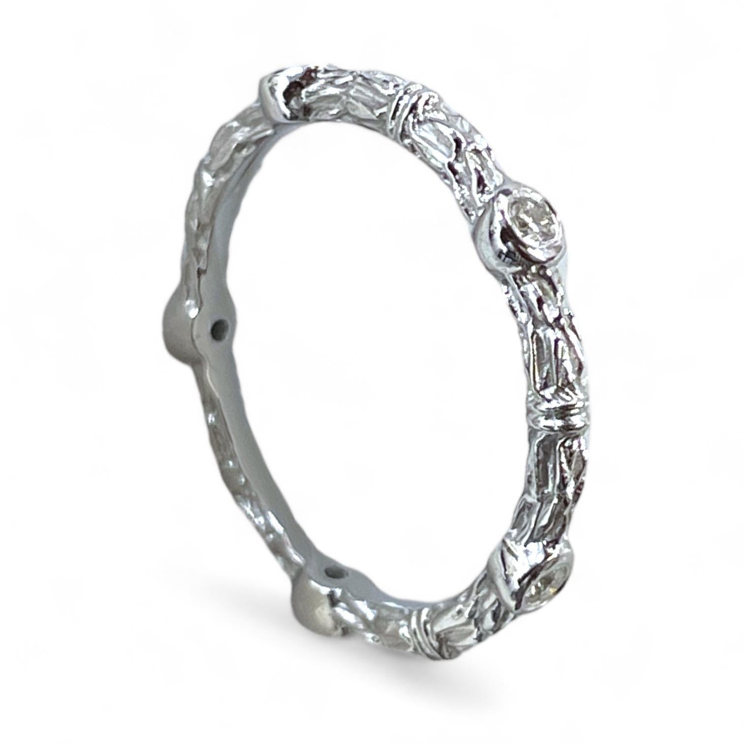 Questo squisito bracciale in oro 18 carati presenta un design a trama ispirata alla natura, splendidamente completato da diamanti scintillanti. Con i suoi dettagli organici simili a quelli del bambù, questo anello emana un'eleganza e una