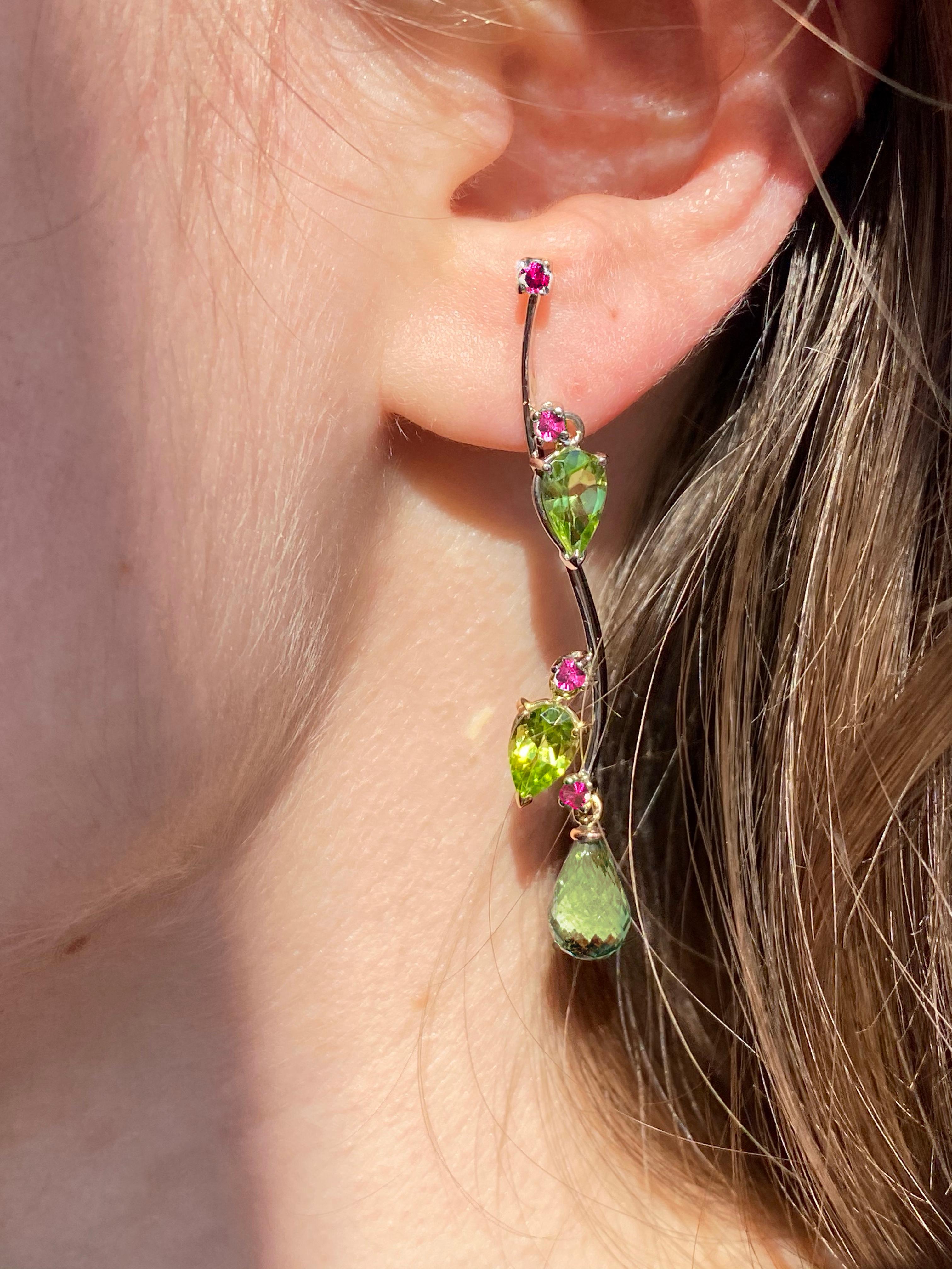 Nature-Inspired 18k Gold Green Tourmaline Rubelite Peridot Drops Earrings In New Condition For Sale In Rome, IT