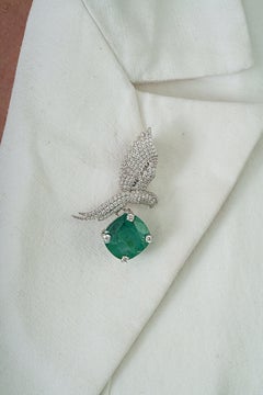 Spilla a forma di uccello con smeraldo a cuscino e diamante da 6,59 carati in oro bianco 14K, ispirata alla Nature