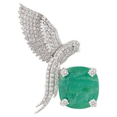Spilla a forma di uccello con smeraldo a cuscino e diamante da 6,59 carati in oro bianco 14K, ispirata alla Nature