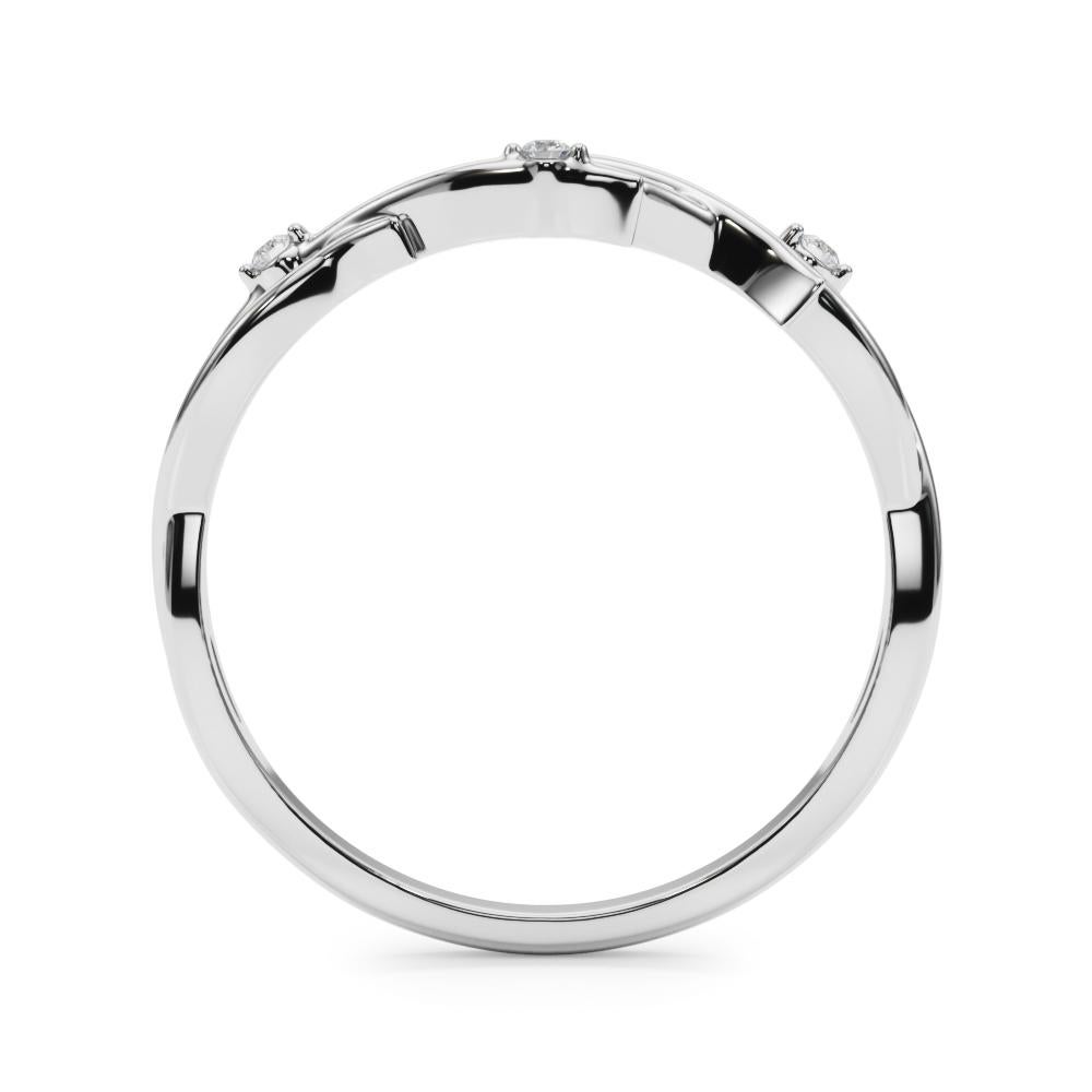 Inspiriert von der wilden Eleganz der Natur, fängt dieser wunderschön geformte Ehering die Essenz einer zarten Ranke ein, die mit subtilen Dornen und schimmernden Diamanten verziert ist. Er ist aus 14-karätigem Weißgold gefertigt und auf Hochglanz