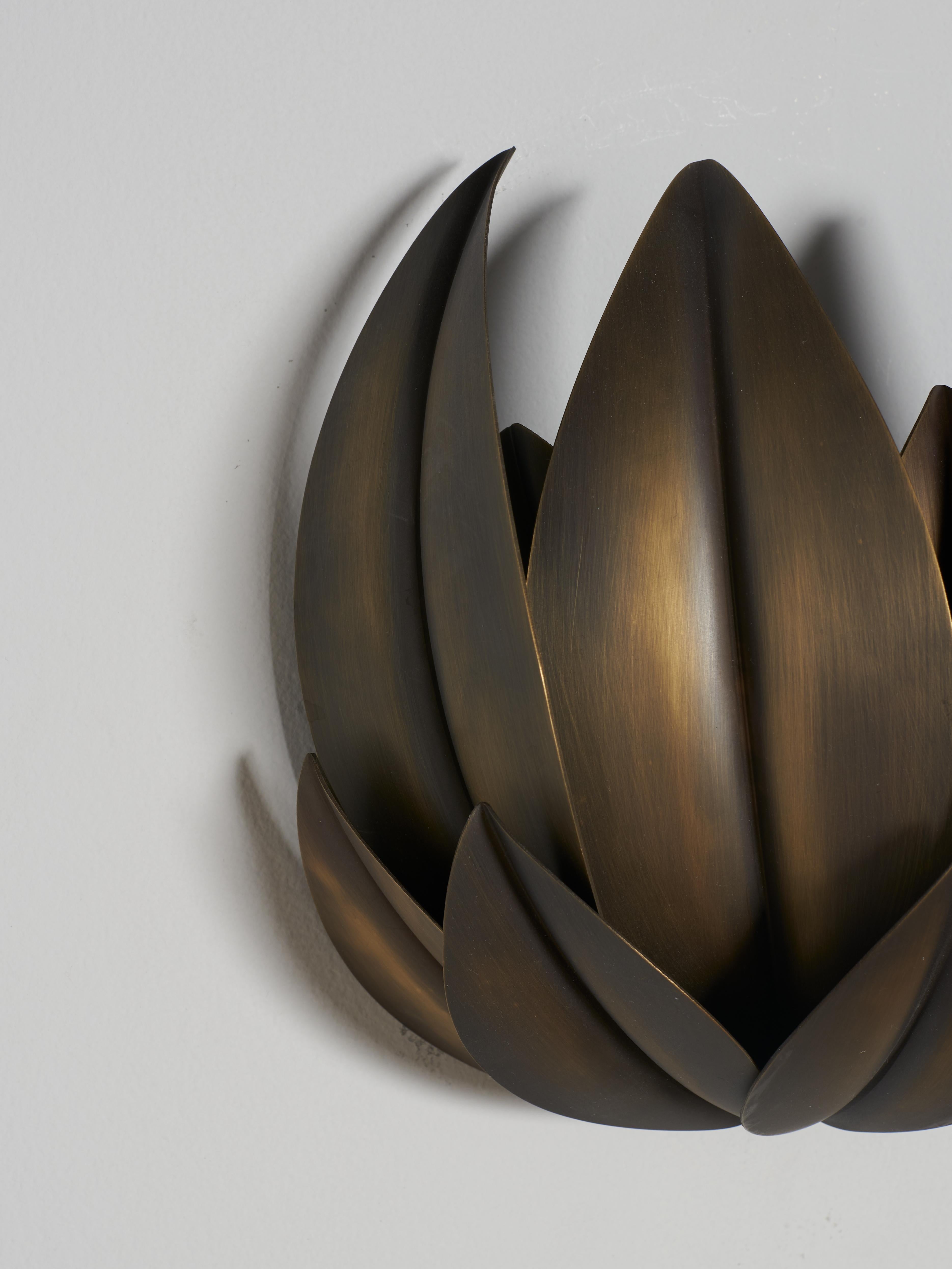 The Leaves wall sconce has been conceived and developed in collaboration with the architecture firm Droulers Architecture.
This decorative wall sconce is a stunning example of how inspiration drawn from nature can be translated into a beautiful and