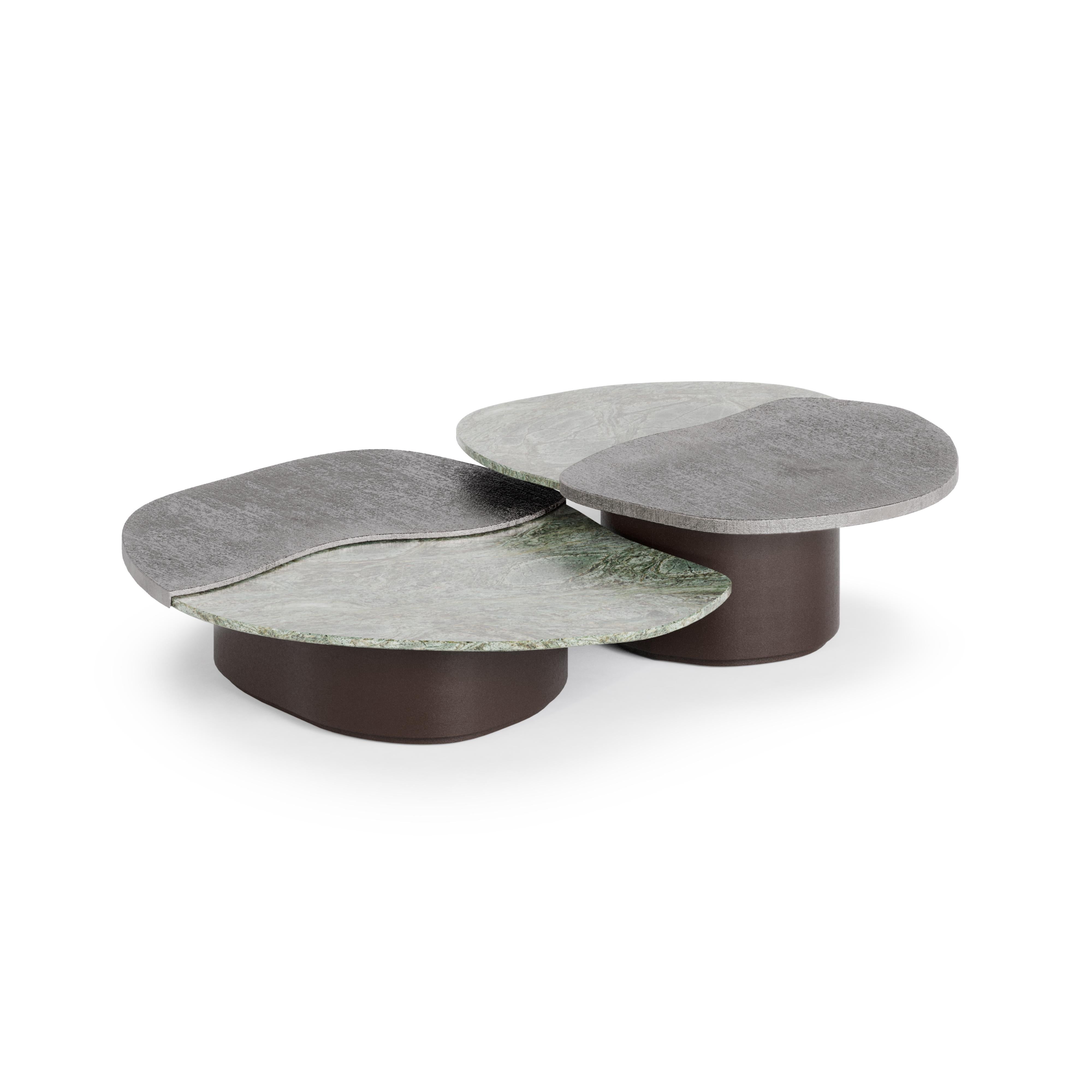 La table basse Zaya est une pièce sculpturale qui célèbre la rencontre entre des forces incontrôlables, les éléments naturels et le geste humain. Son plateau de forme organique mêle le marbre et le métal comme s'il s'agissait de fragments façonnés